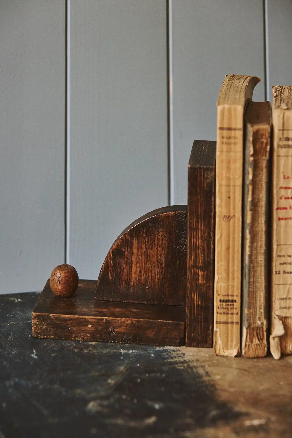 Paire de serre-livres en bois