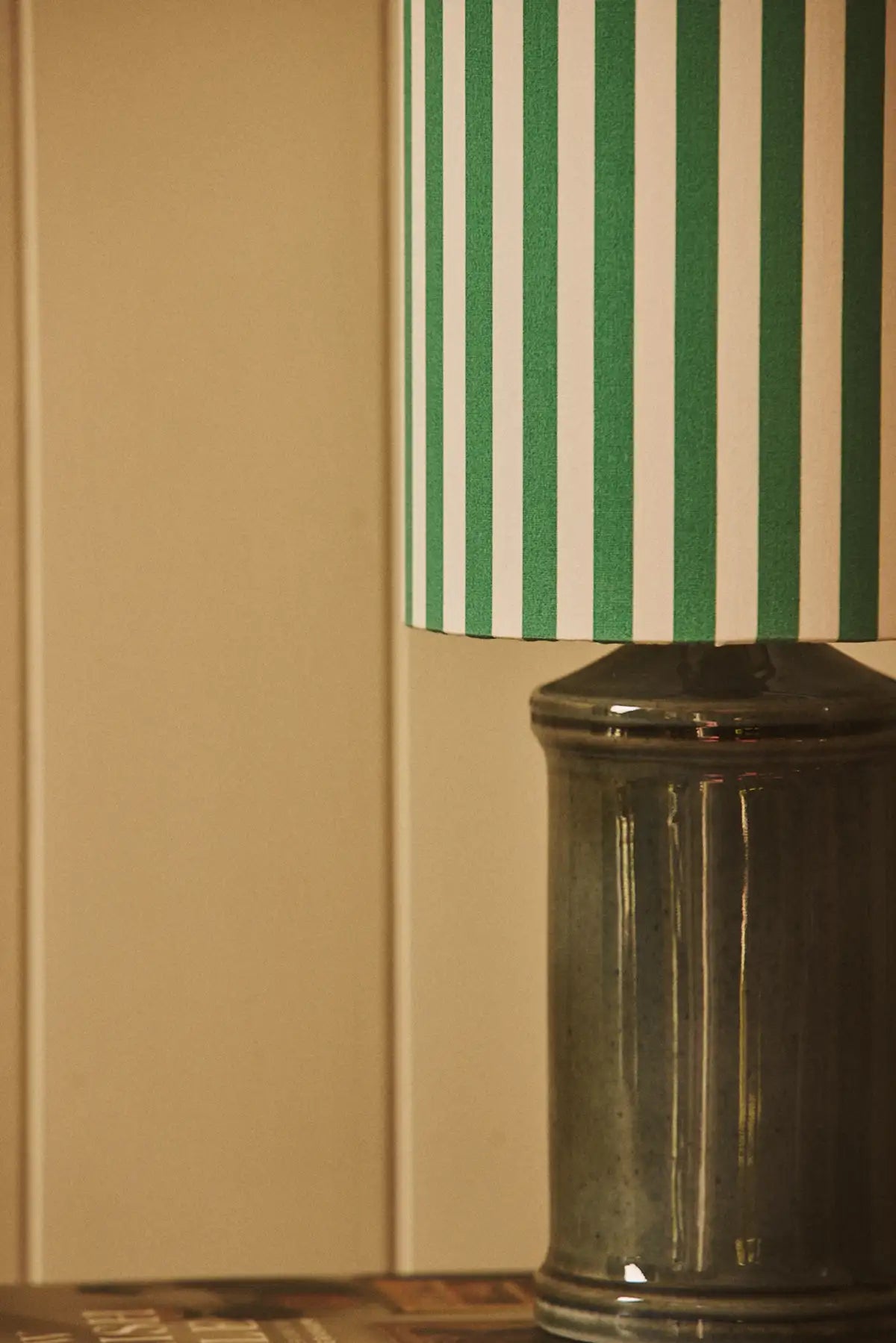 Lampe en céramique et abat-jour rayé