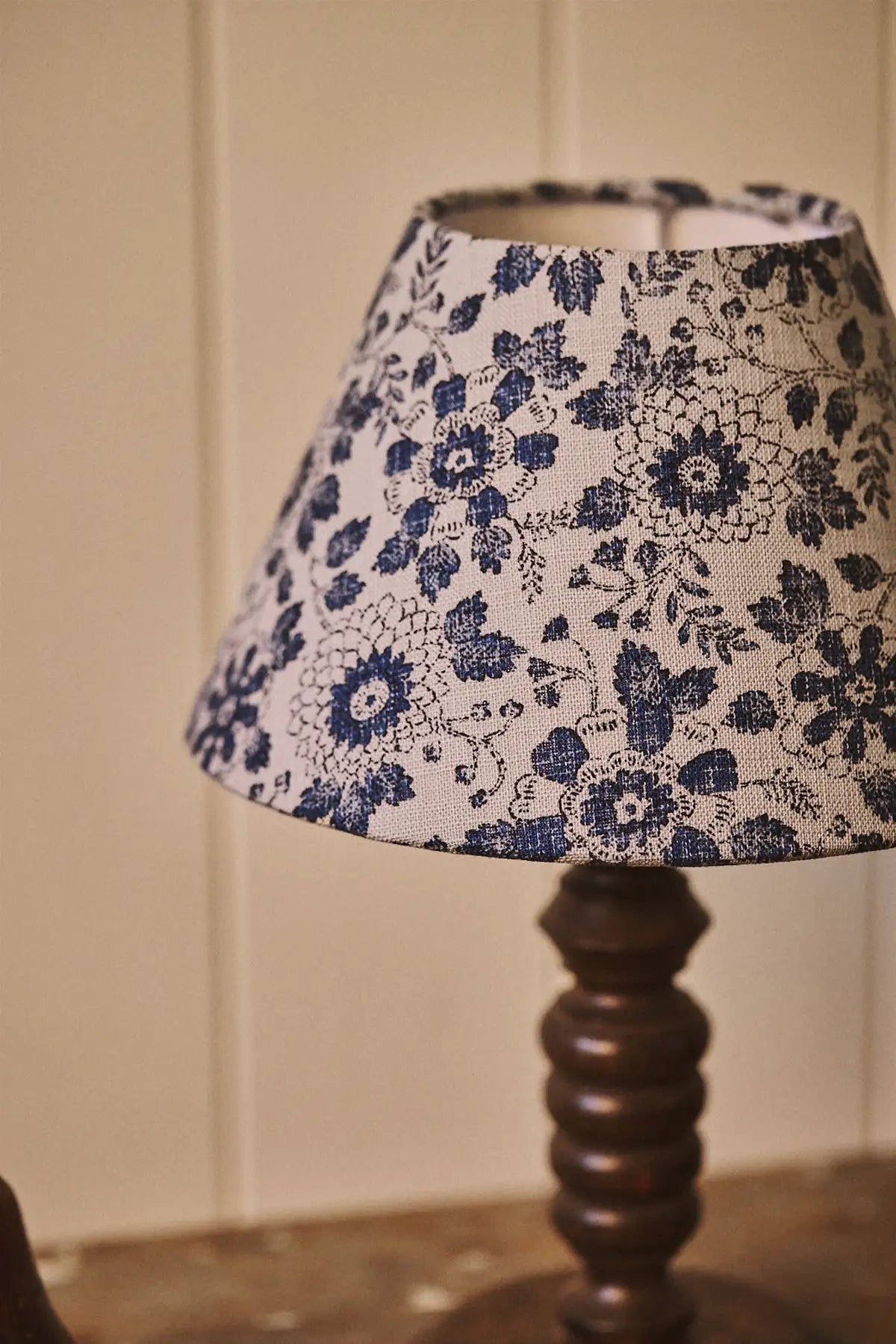 Lampe en bois tourné et tissu japonais fleuri