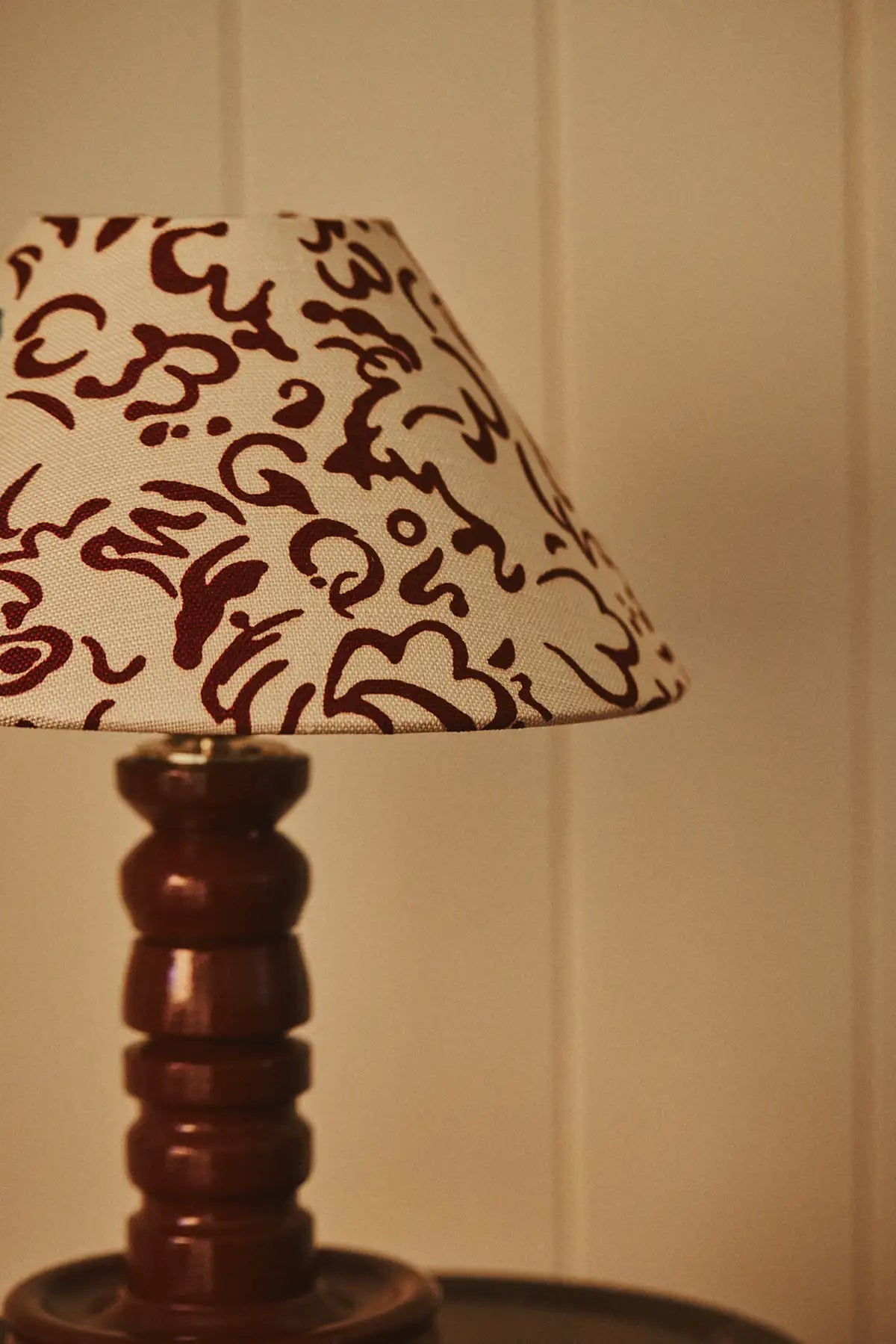 Lampe en bois tourné peint et tissu anglais