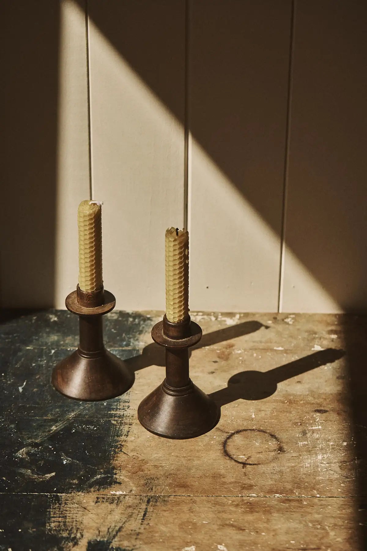 Paire de bougeoirs en bois