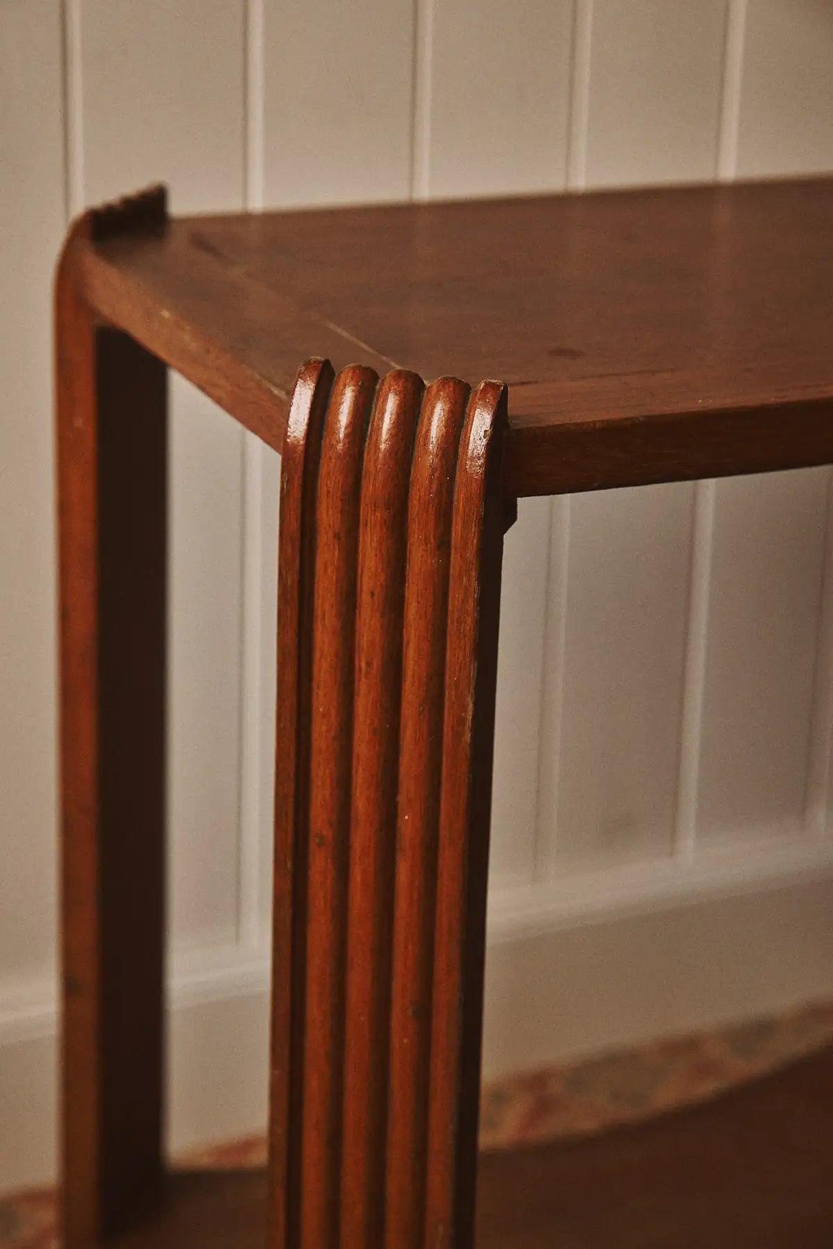 Petite table d’appoint moderniste
