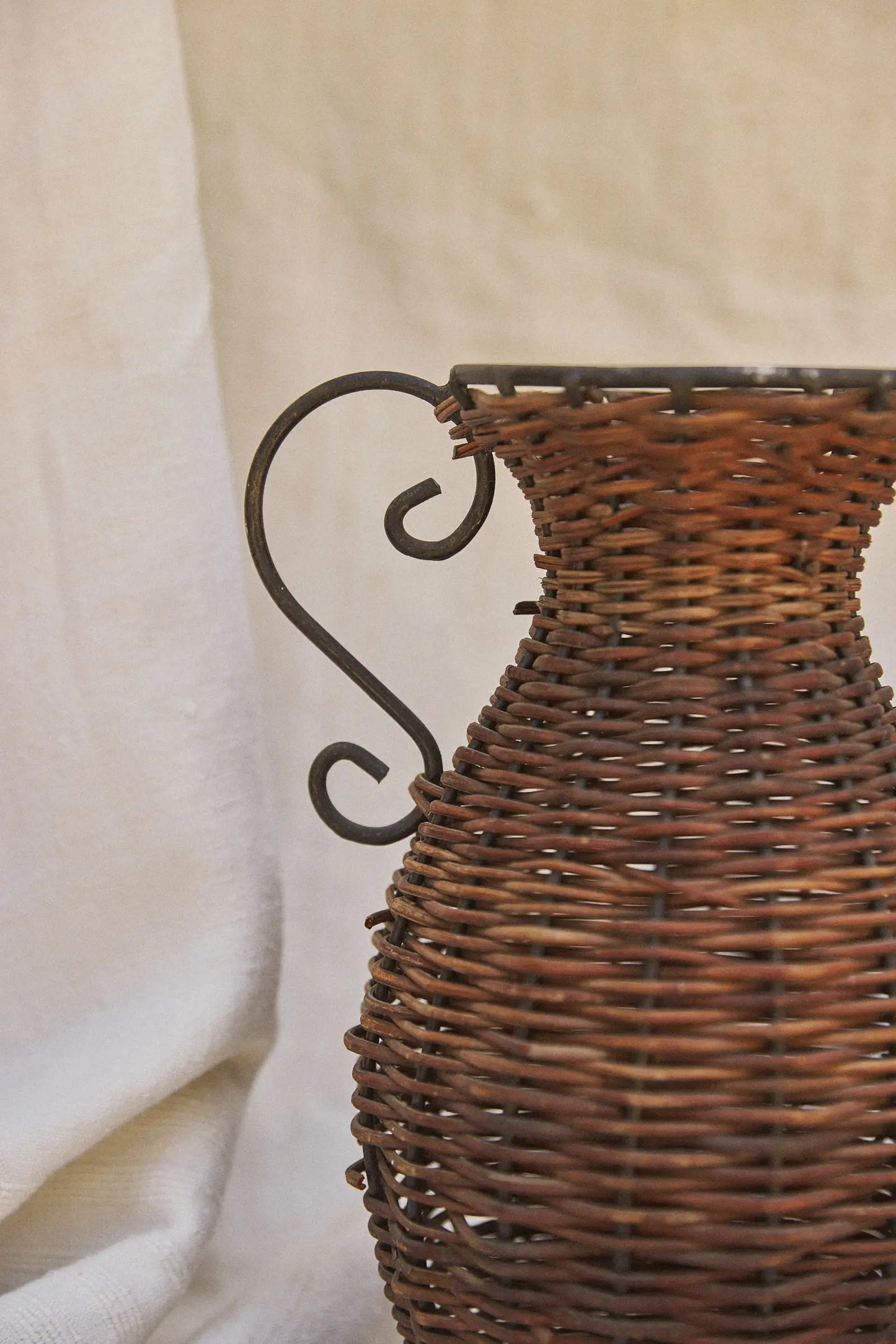 Vase en osier et fer forgé