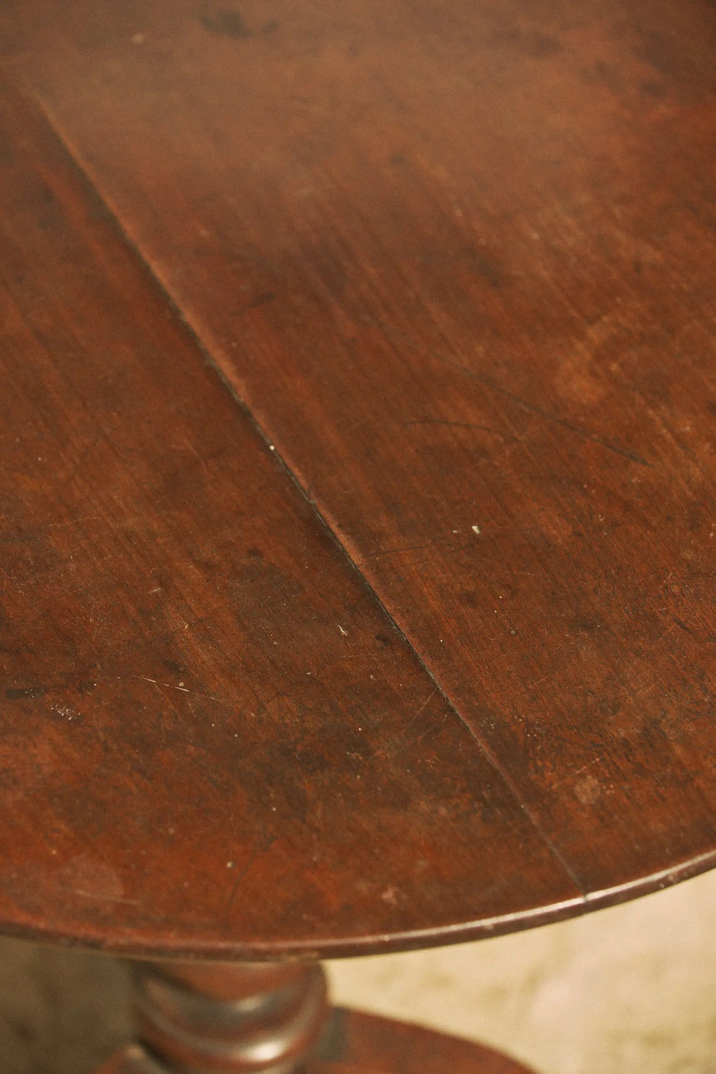 Table guéridon d’appoint en noyer