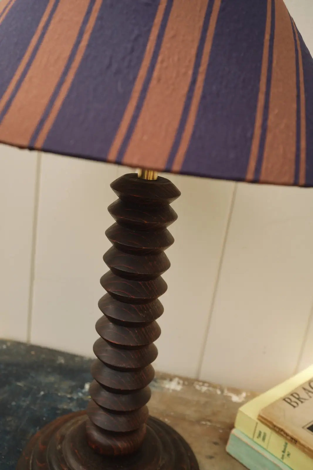 Lampe en bois tourné attribuée à Charles Dudouyt