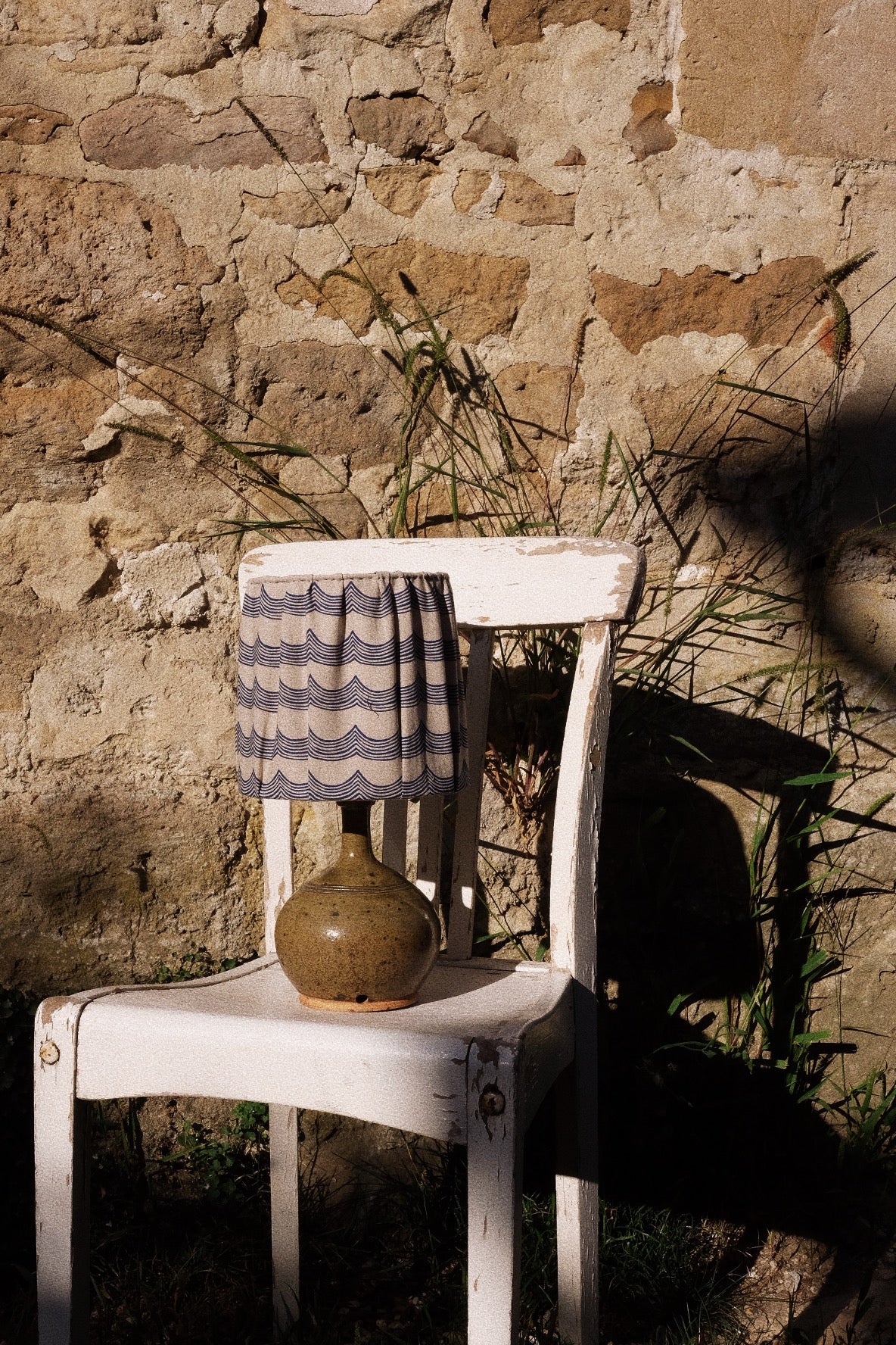 Lampe en grès abat jour vagues