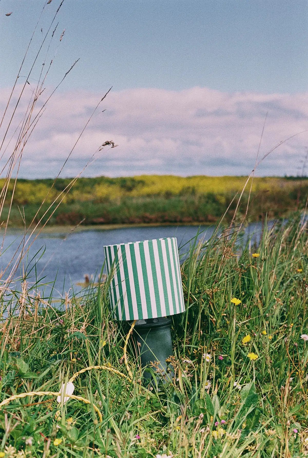 Lampe en céramique et abat-jour rayé