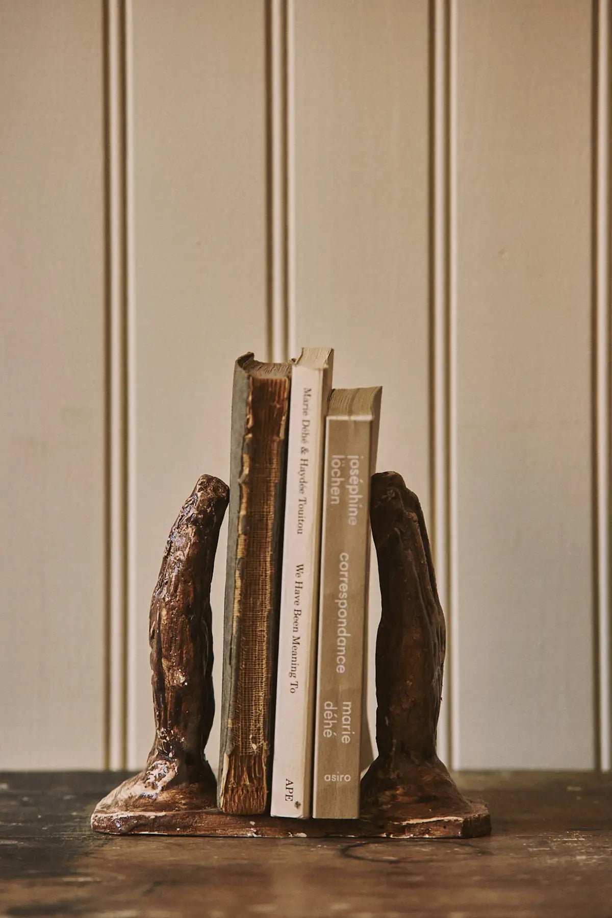Serre-livres mains