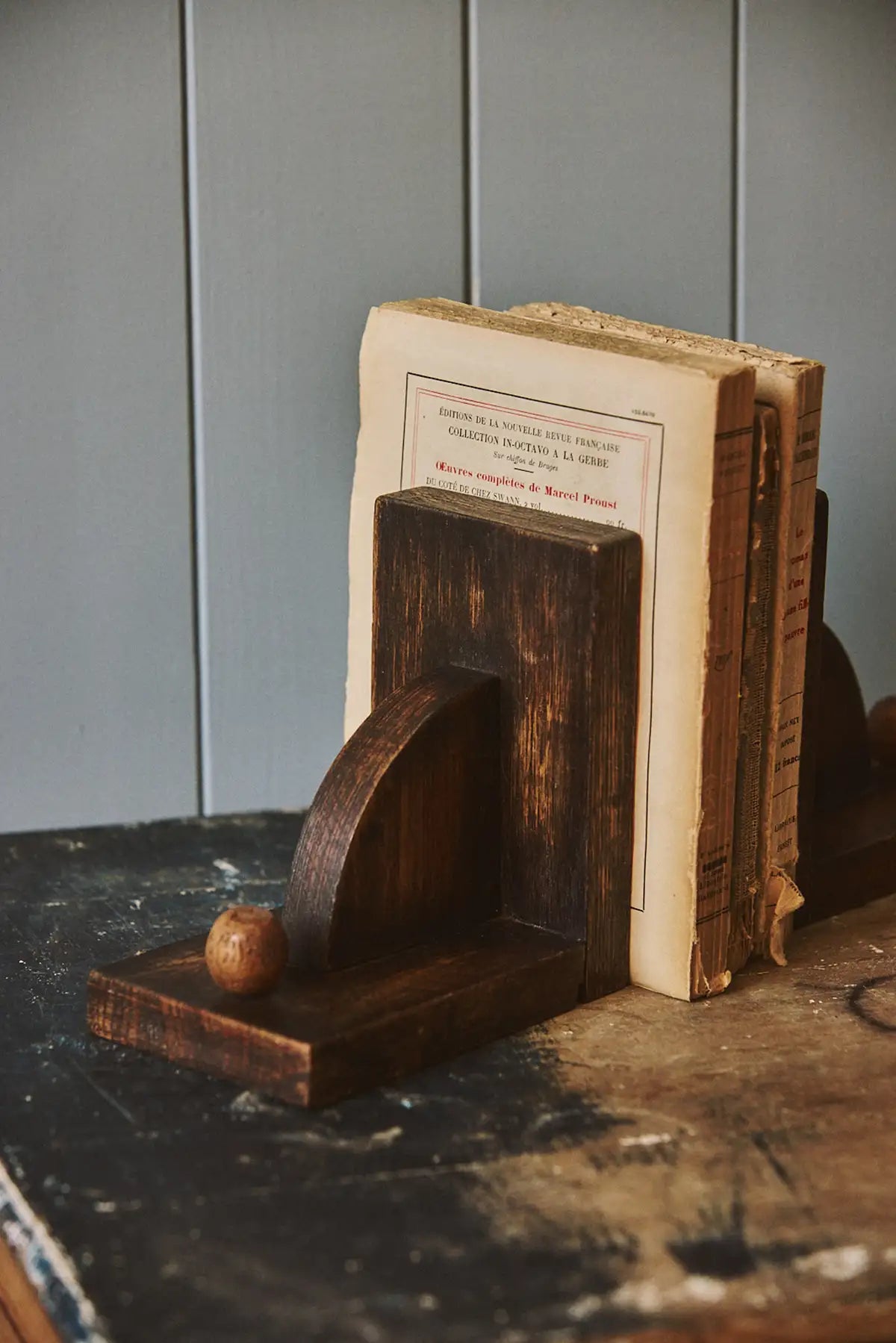 Paire de serre-livres en bois