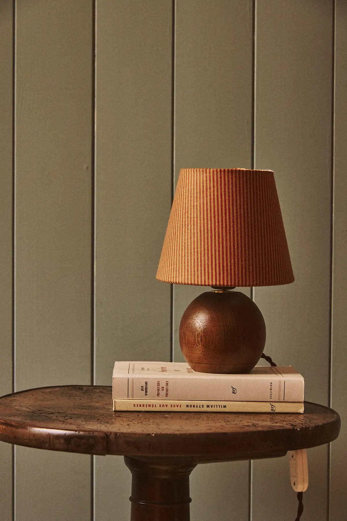 Lampe boule en bois tourné et tissu d'éditeur