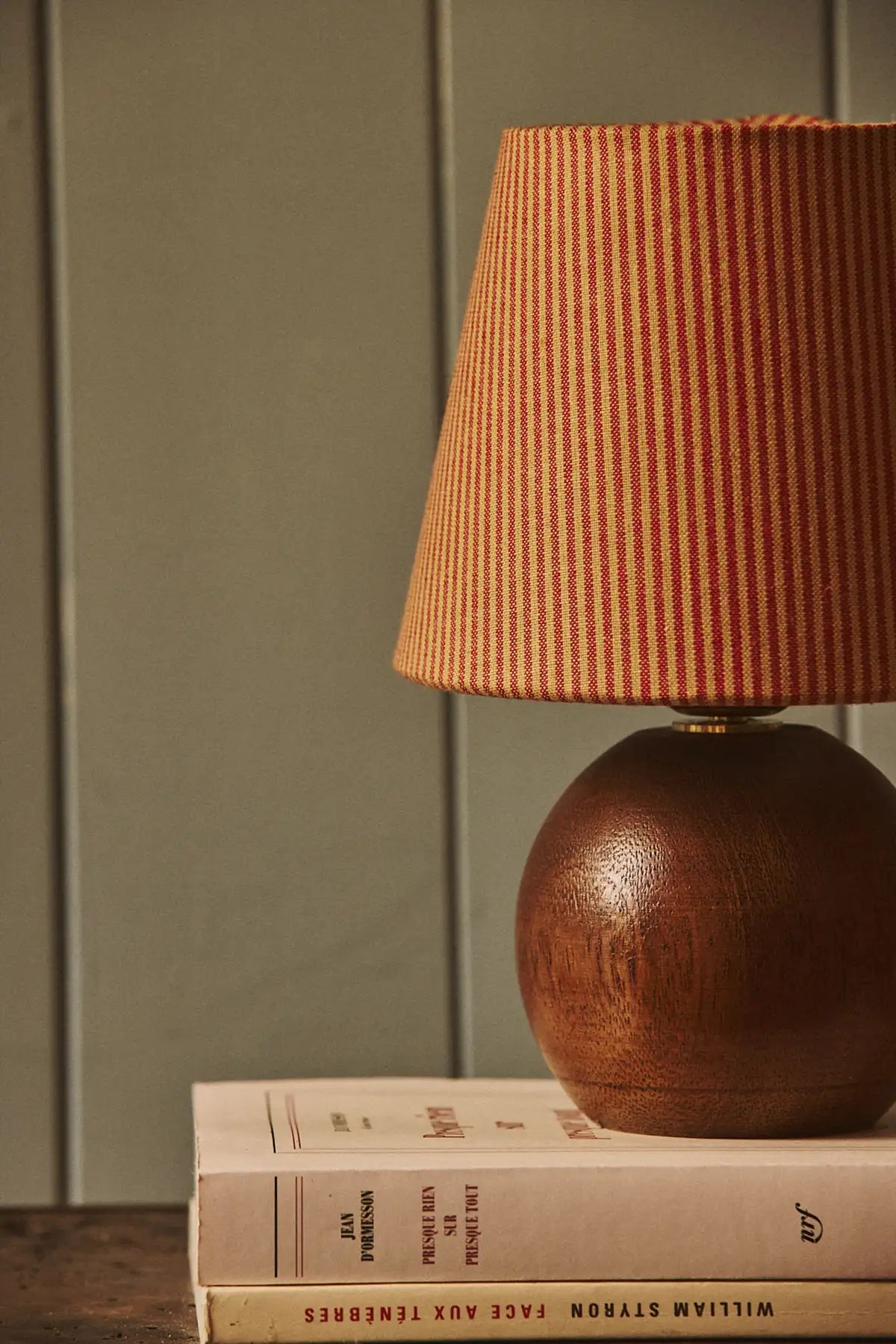 Lampe boule en bois tourné et tissu d'éditeur