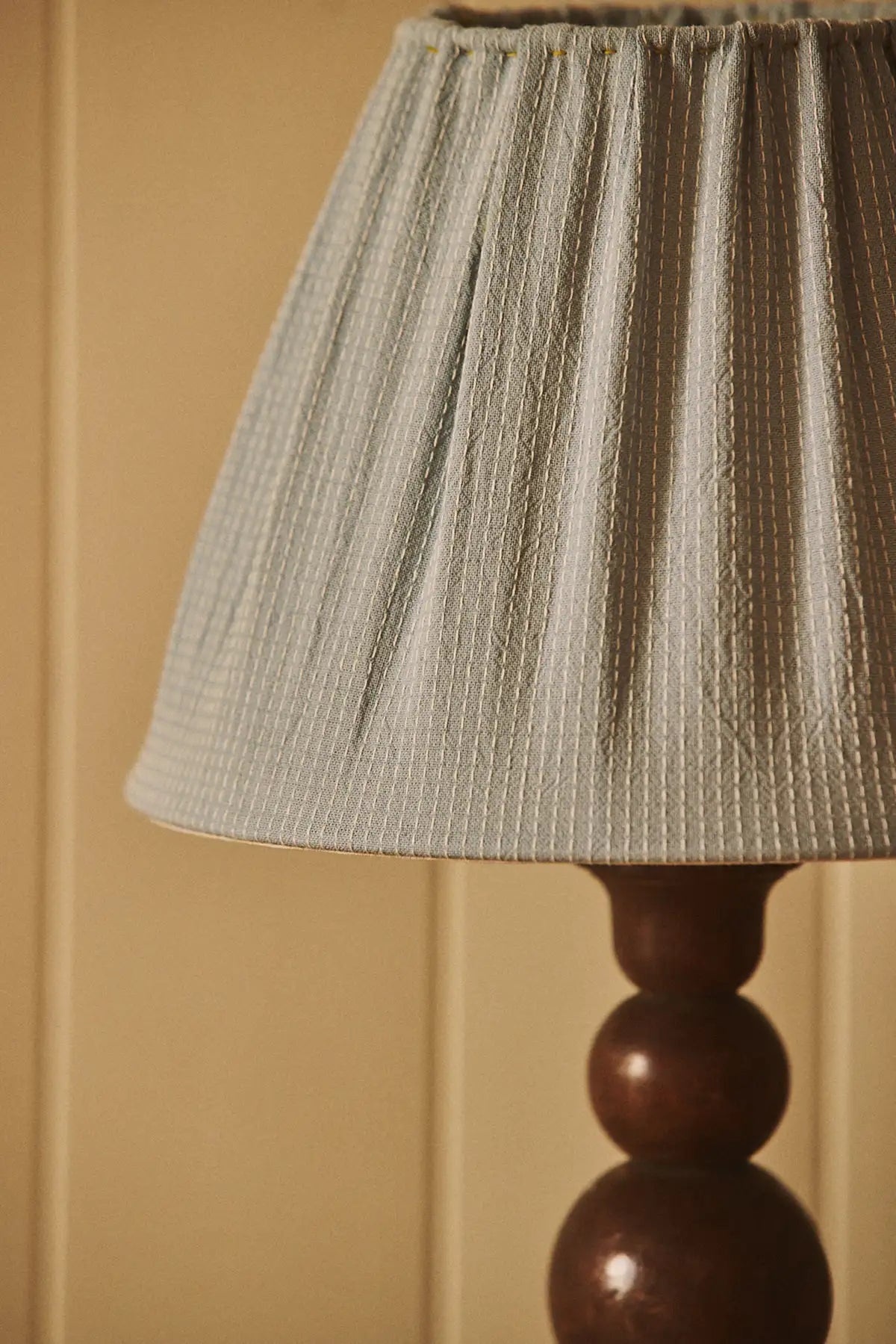 Lampe en bois tourné et tissu japonais