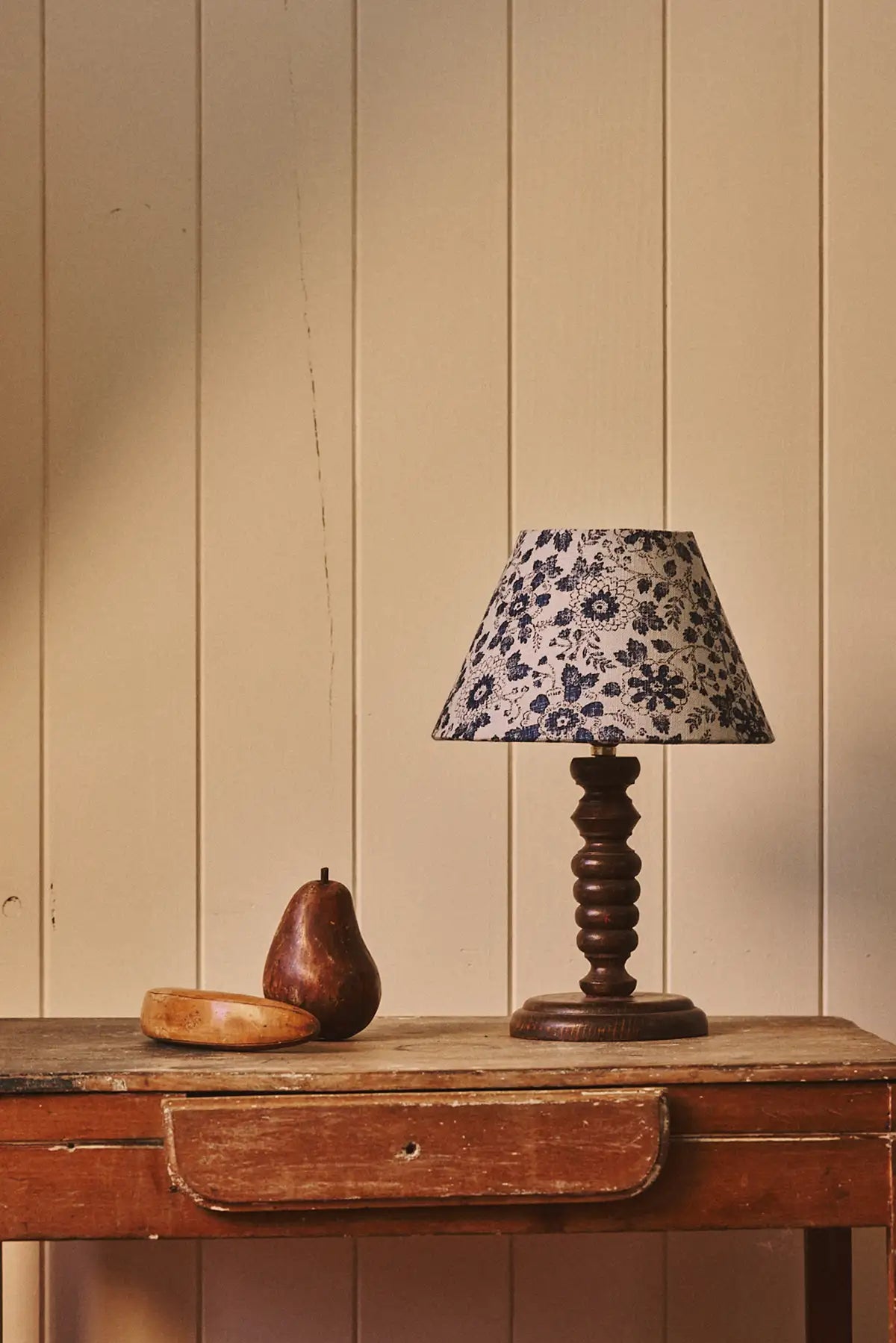 Lampe en bois tourné et tissu japonais fleuri