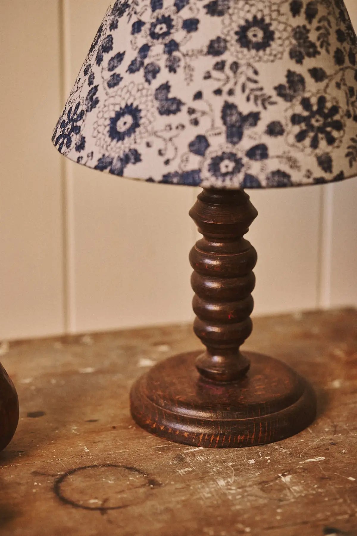 Lampe en bois tourné et tissu japonais fleuri