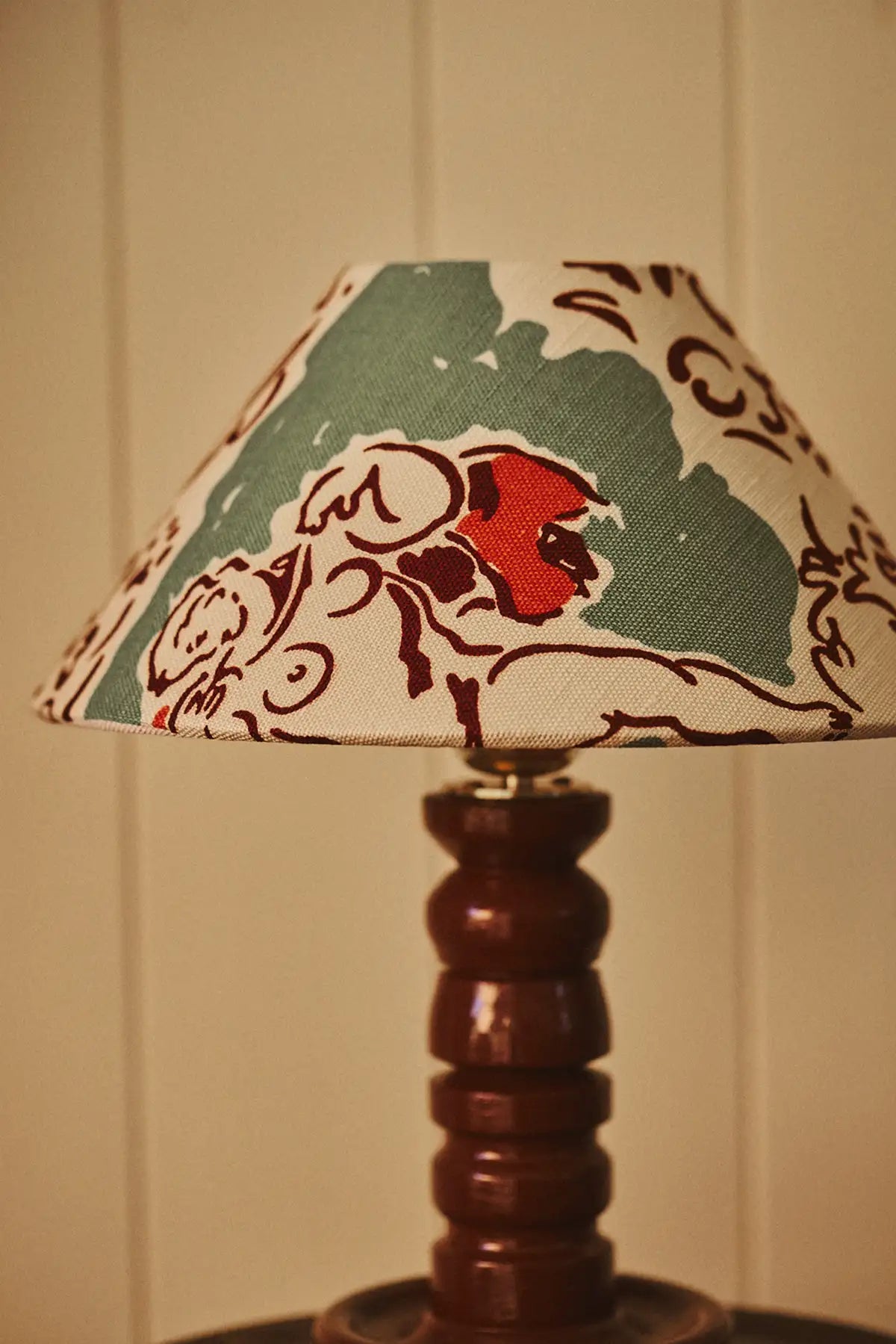 Lampe en bois tourné peint et tissu anglais