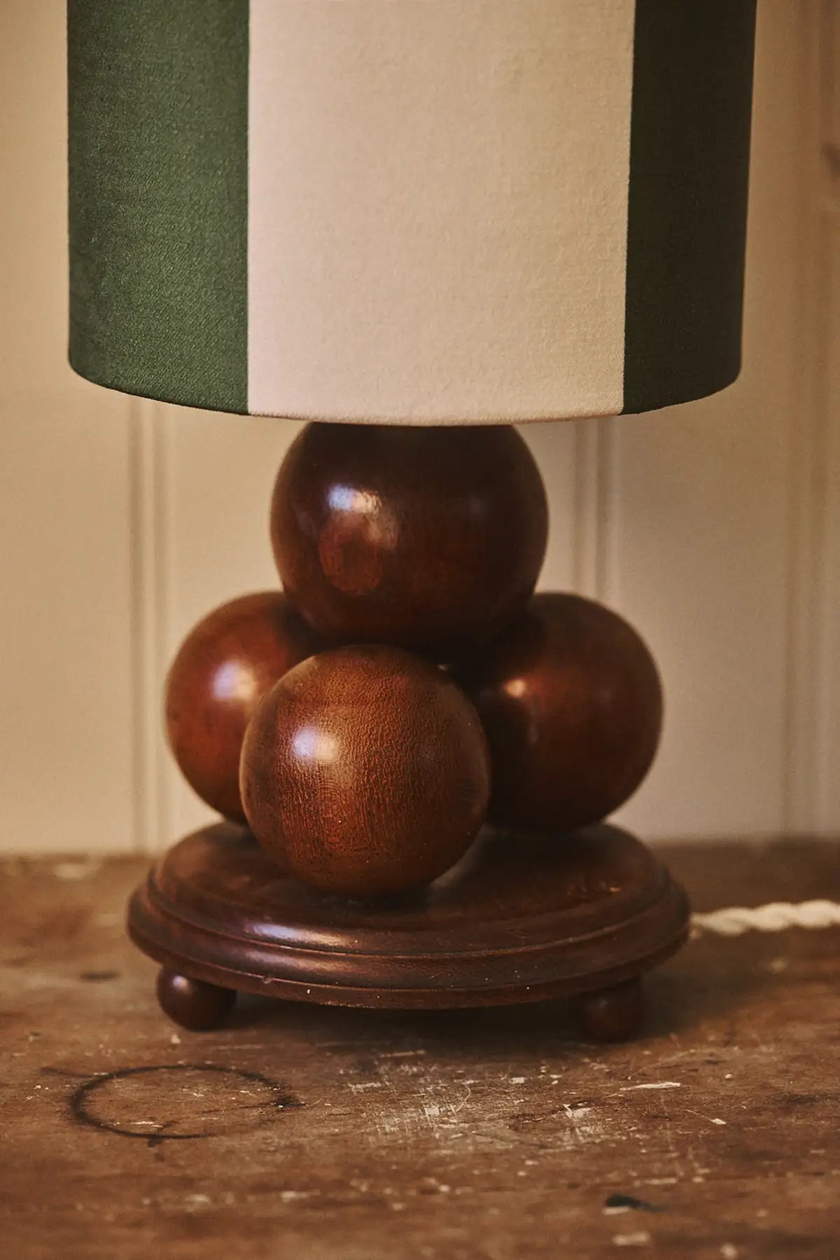 Lampe en bois tourné et tissu velours anglais