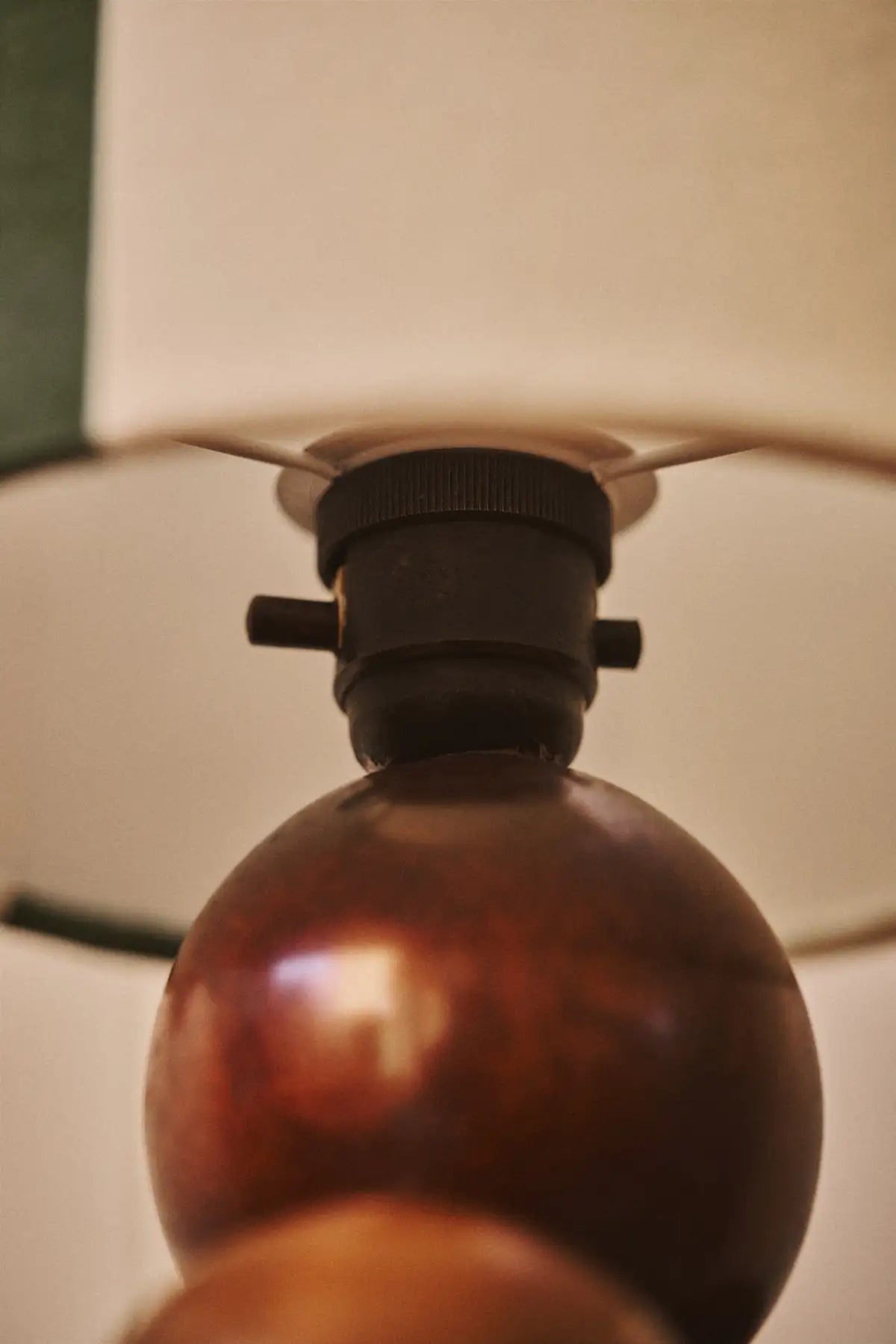 Lampe en bois tourné et tissu velours anglais