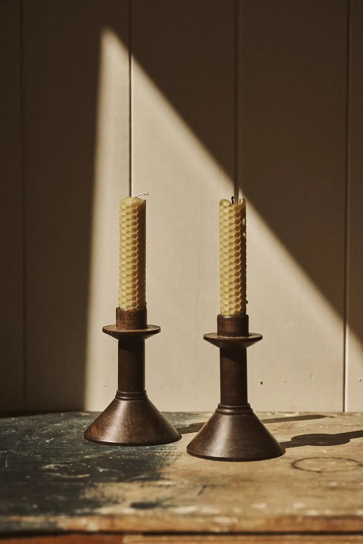 Paire de bougeoirs en bois