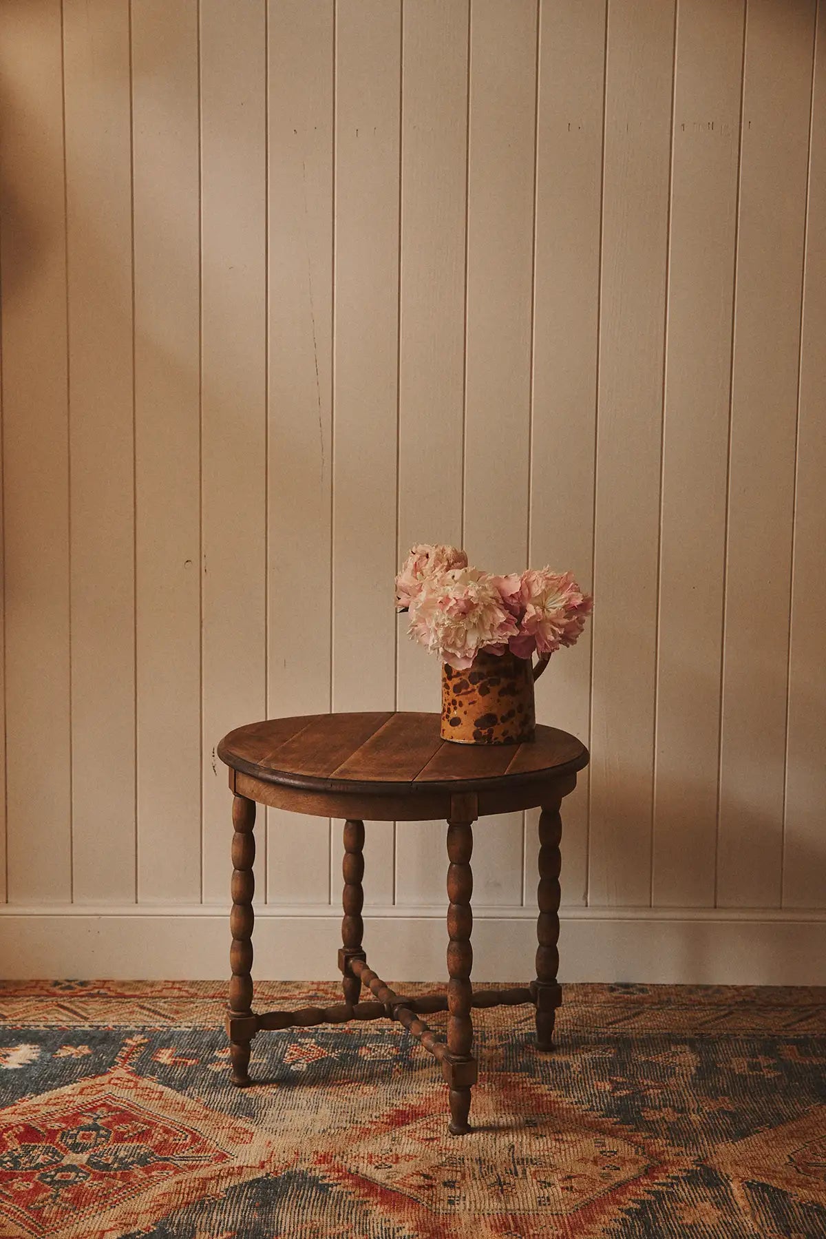 Petite table d’appoint en bois tourné