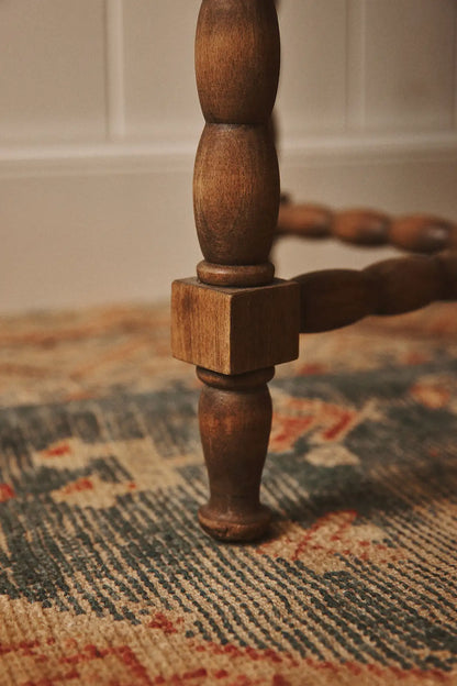 Petite table d’appoint en bois tourné