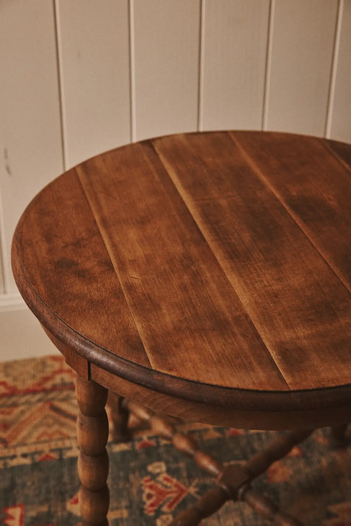 Petite table d’appoint en bois tourné