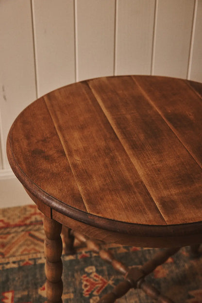 Petite table d’appoint en bois tourné
