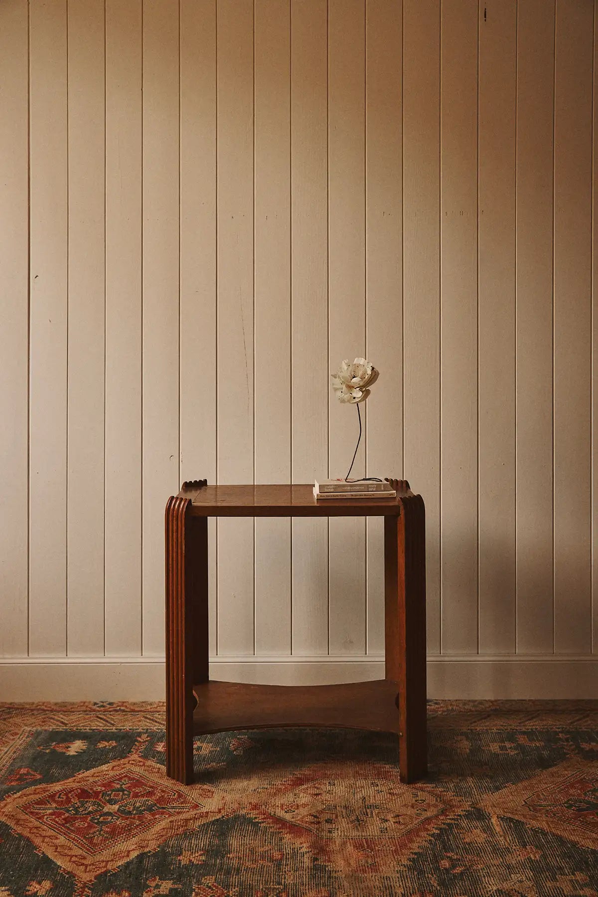 Petite table d’appoint moderniste