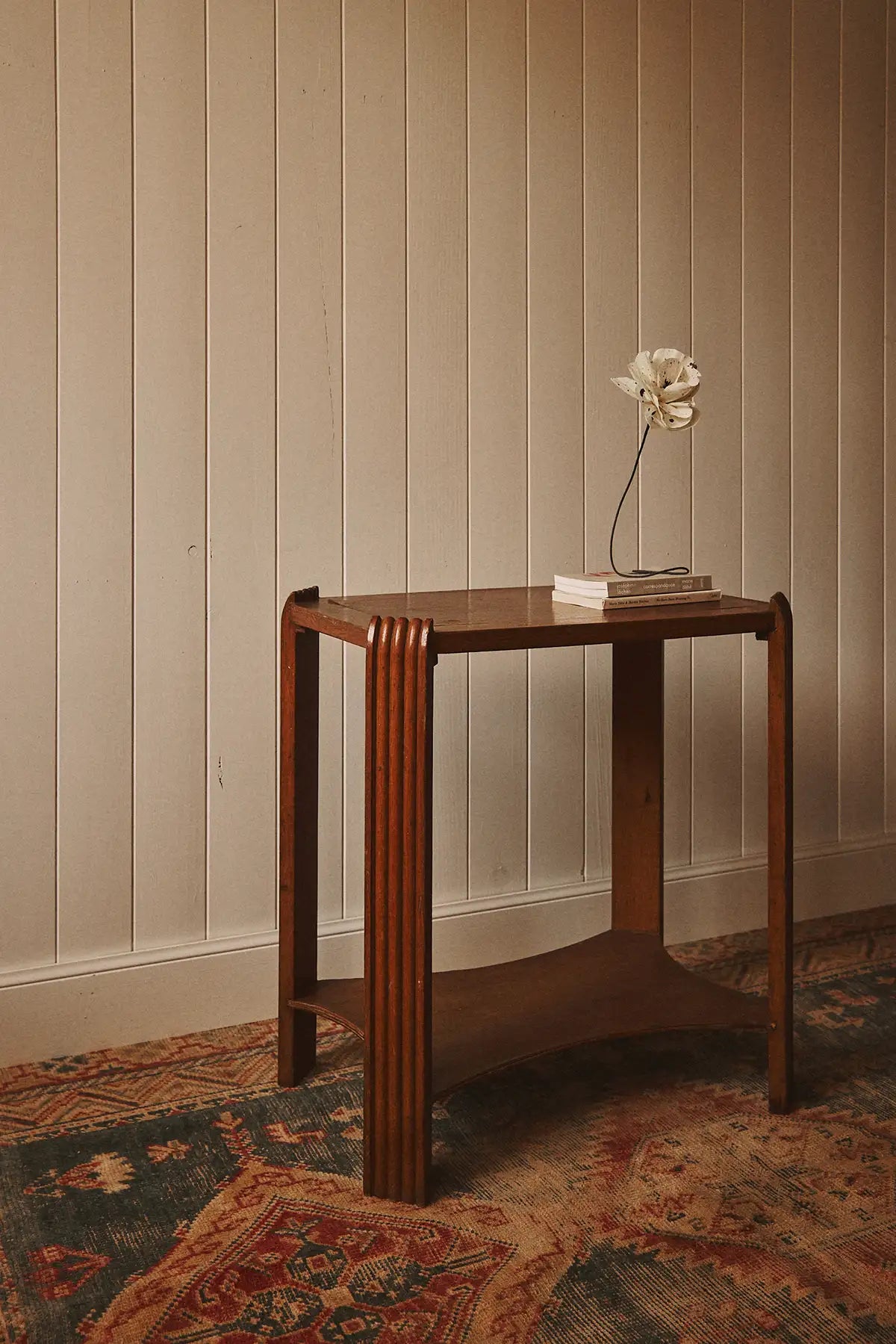 Petite table d’appoint moderniste