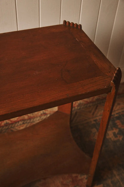 Petite table d’appoint moderniste