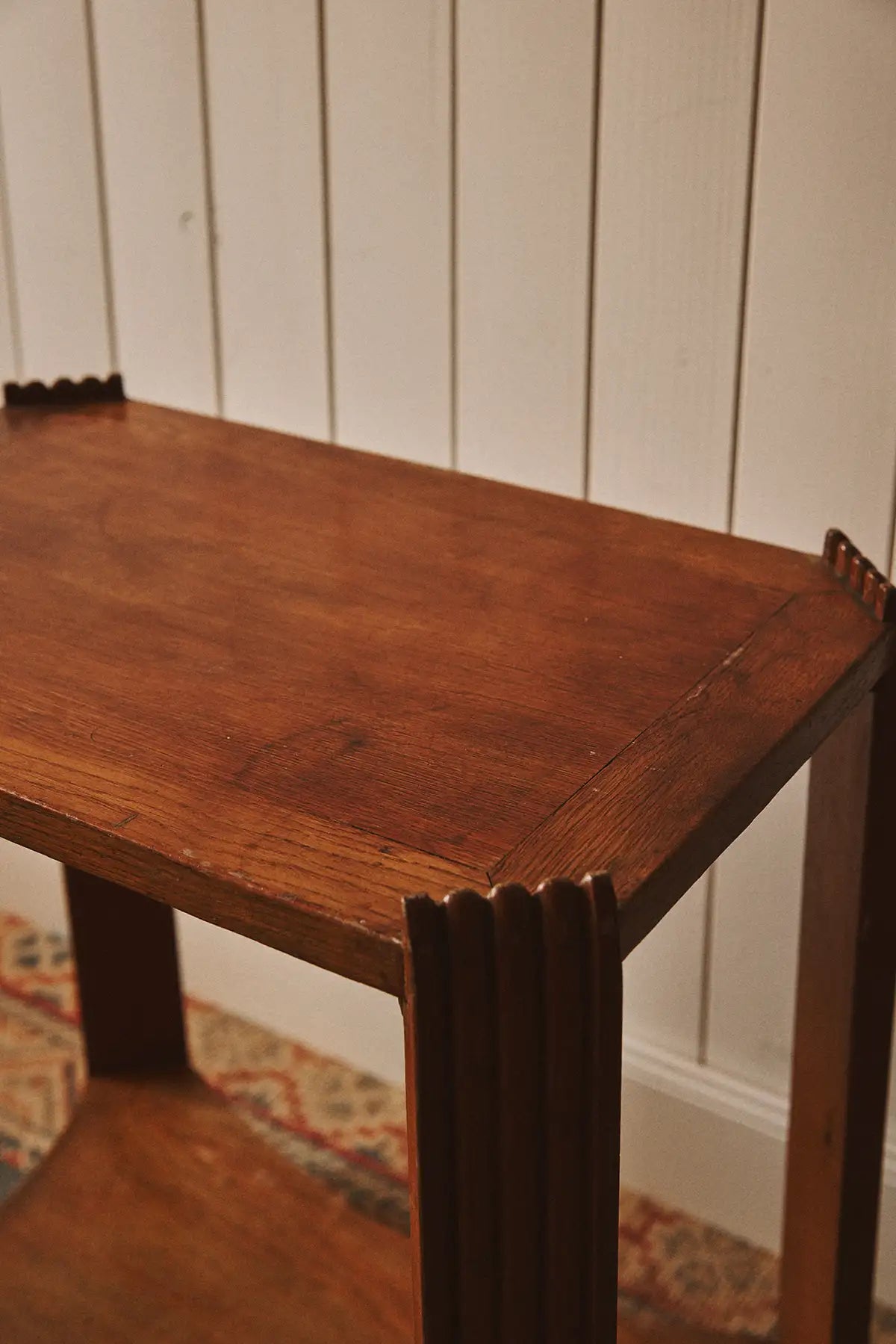 Petite table d’appoint moderniste