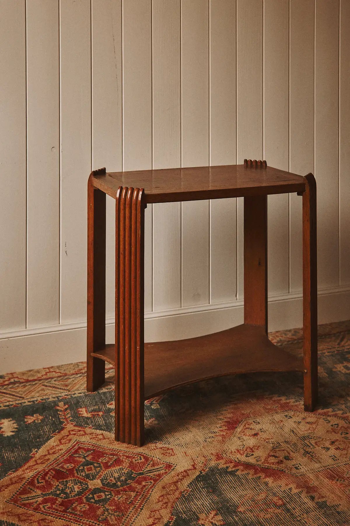 Petite table d’appoint moderniste