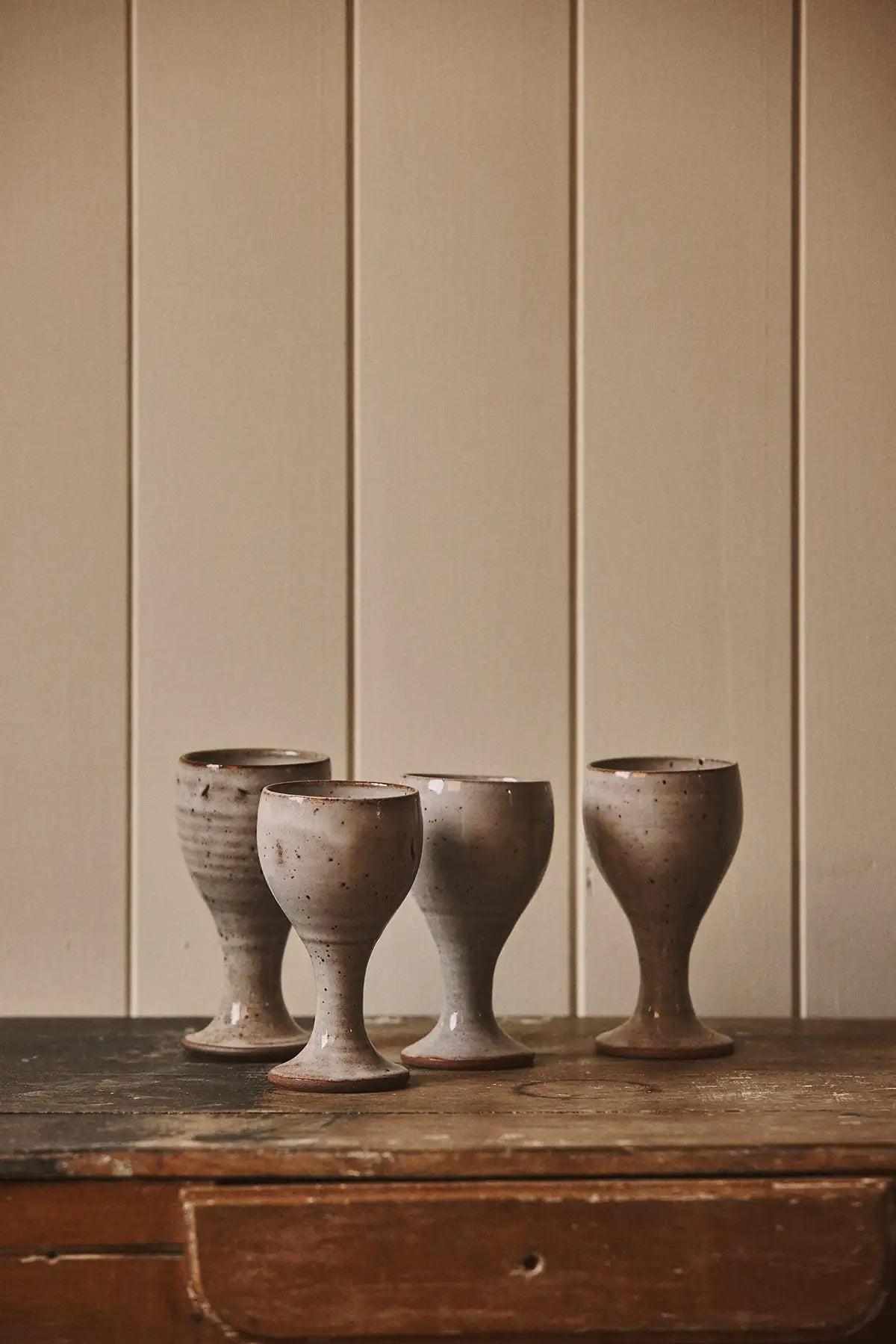 Set de 4 verres en grès sur pied