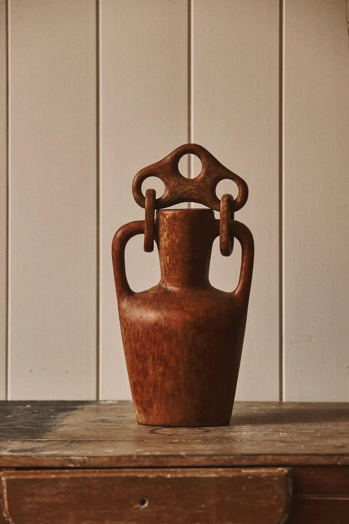 Vase sculptural en bois massif