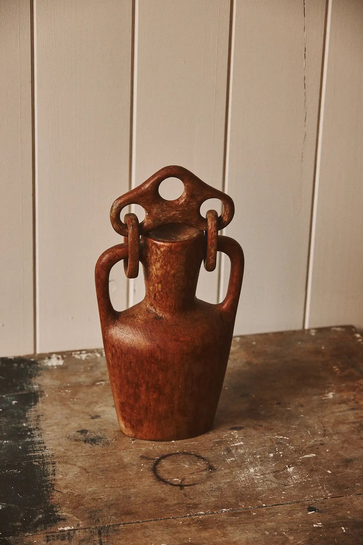 Vase sculptural en bois massif