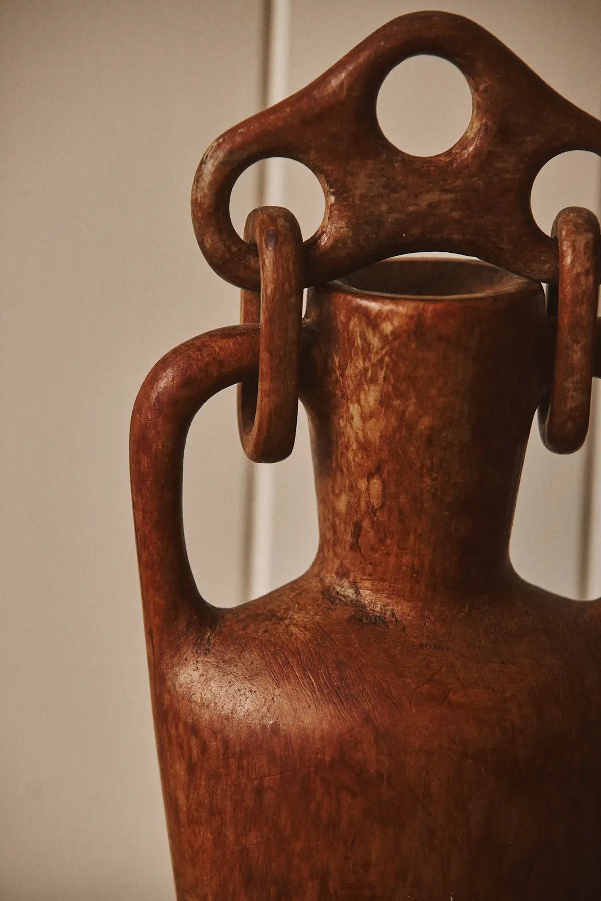 Vase sculptural en bois massif