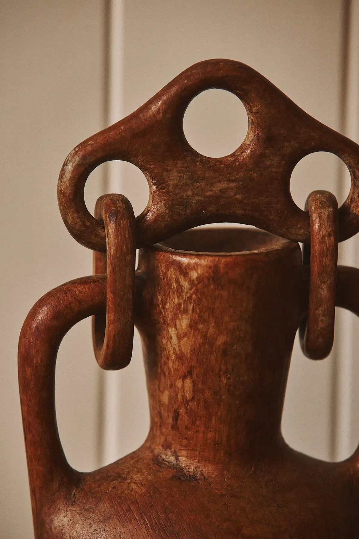Vase sculptural en bois massif