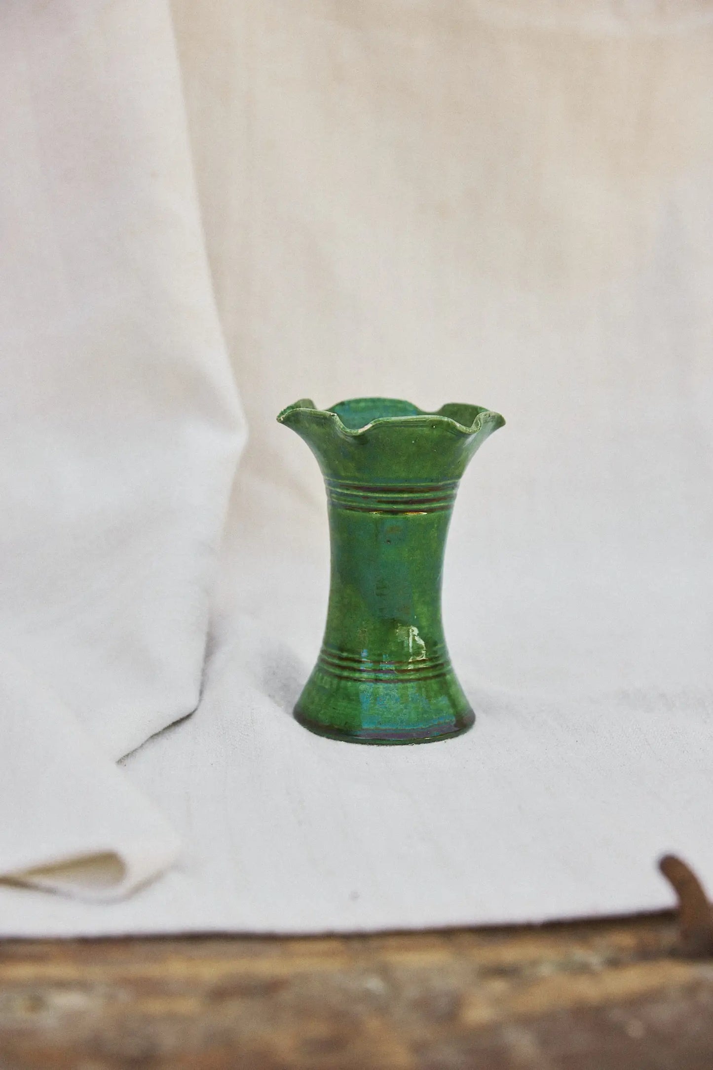 Petit vase émaillé vert