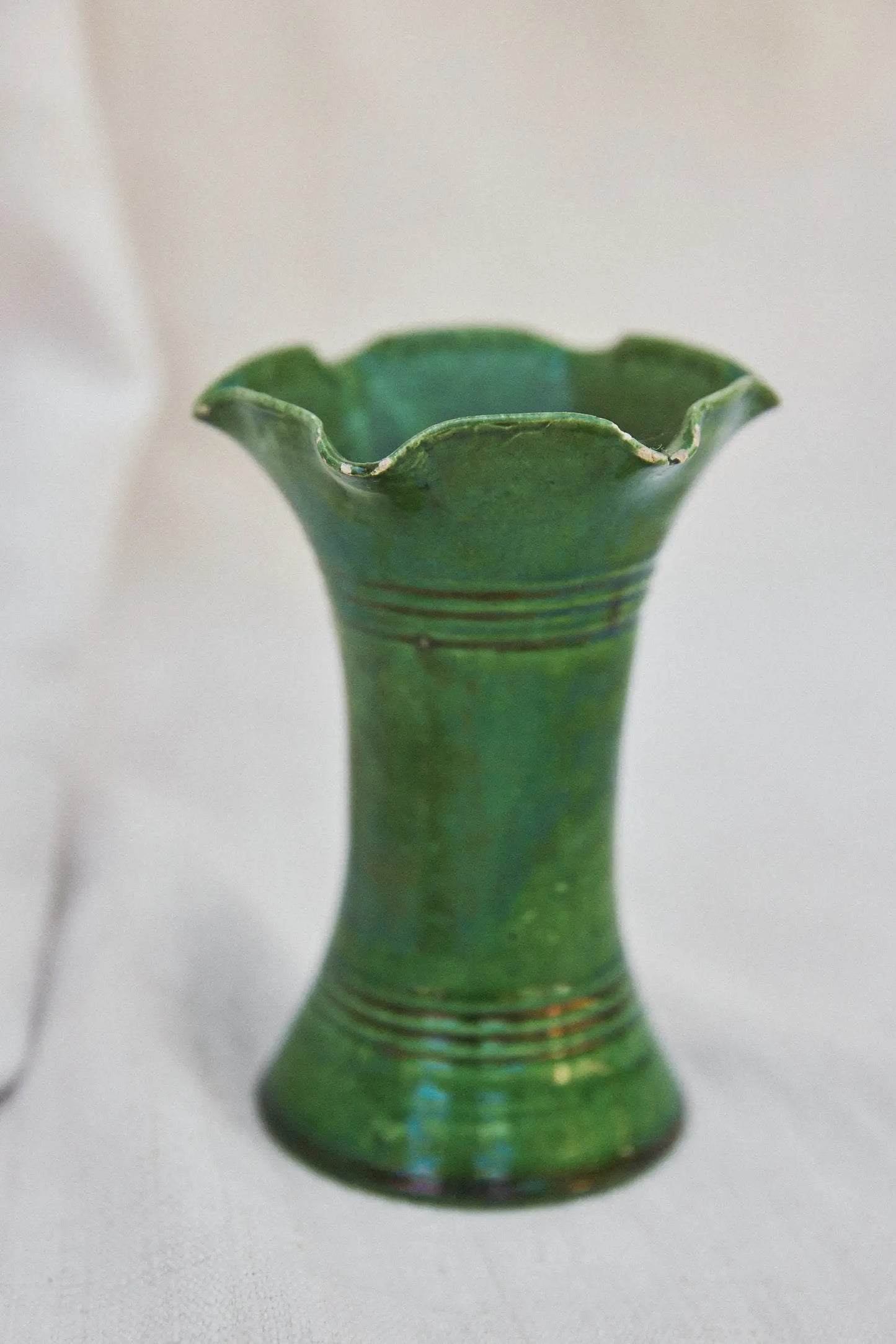 Petit vase émaillé vert