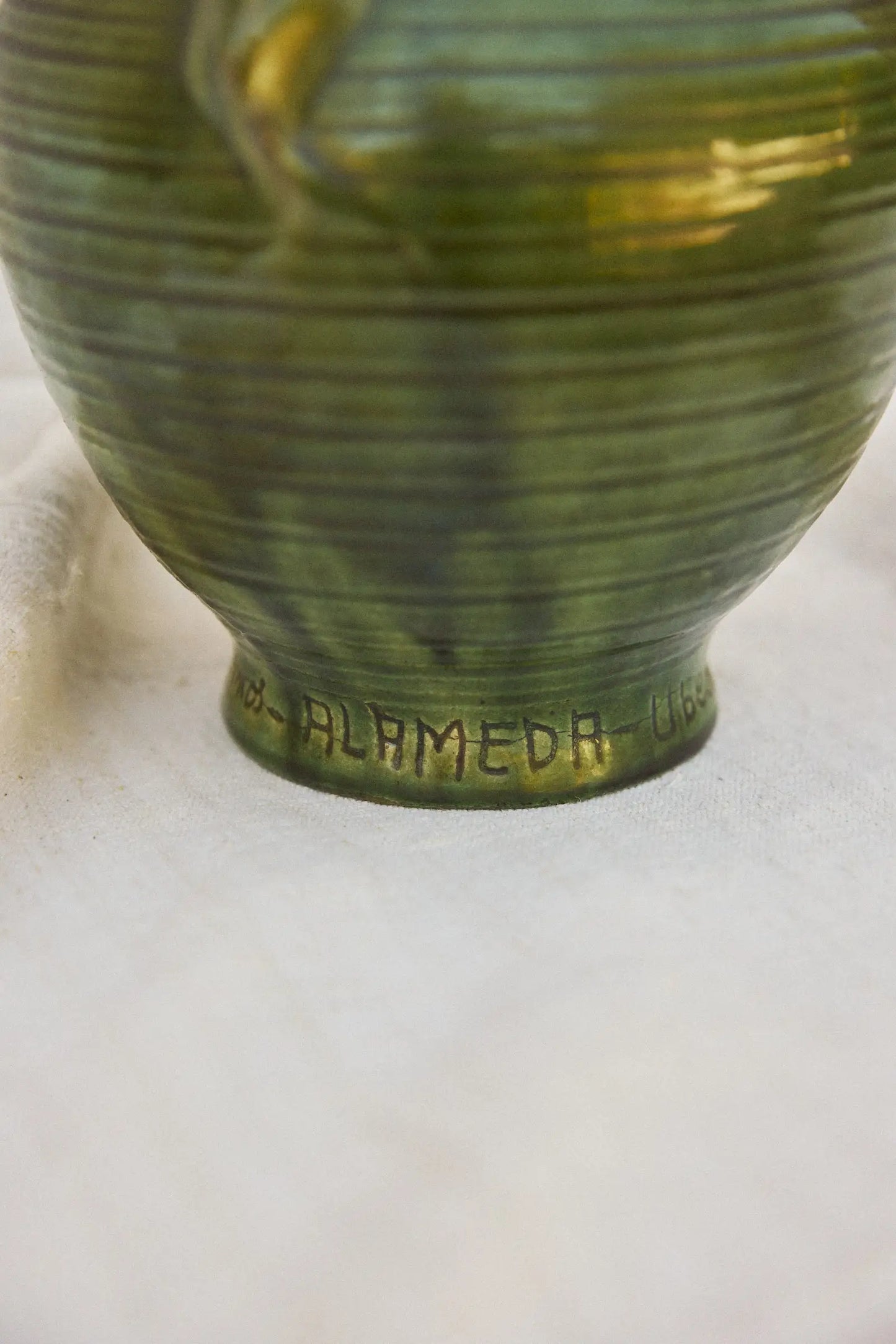 Cruche verte en céramique d'Alameda
