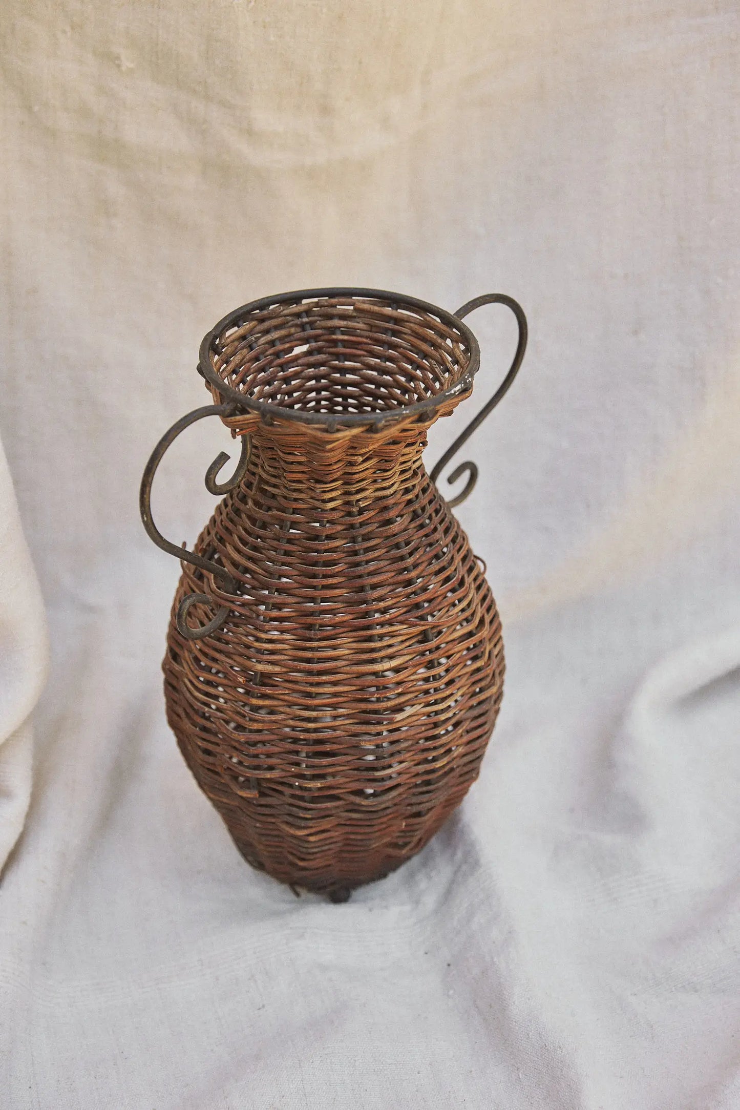 Vase en osier et fer forgé