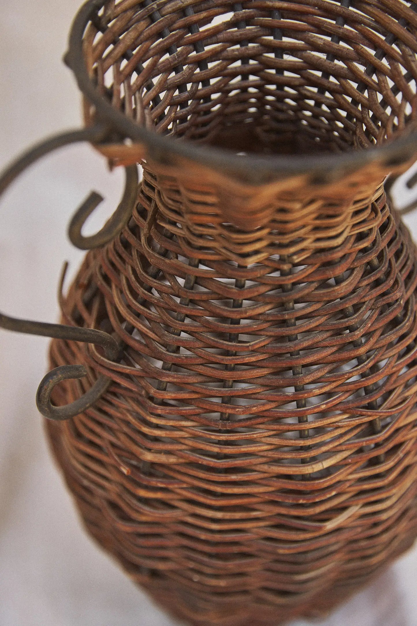 Vase en osier et fer forgé