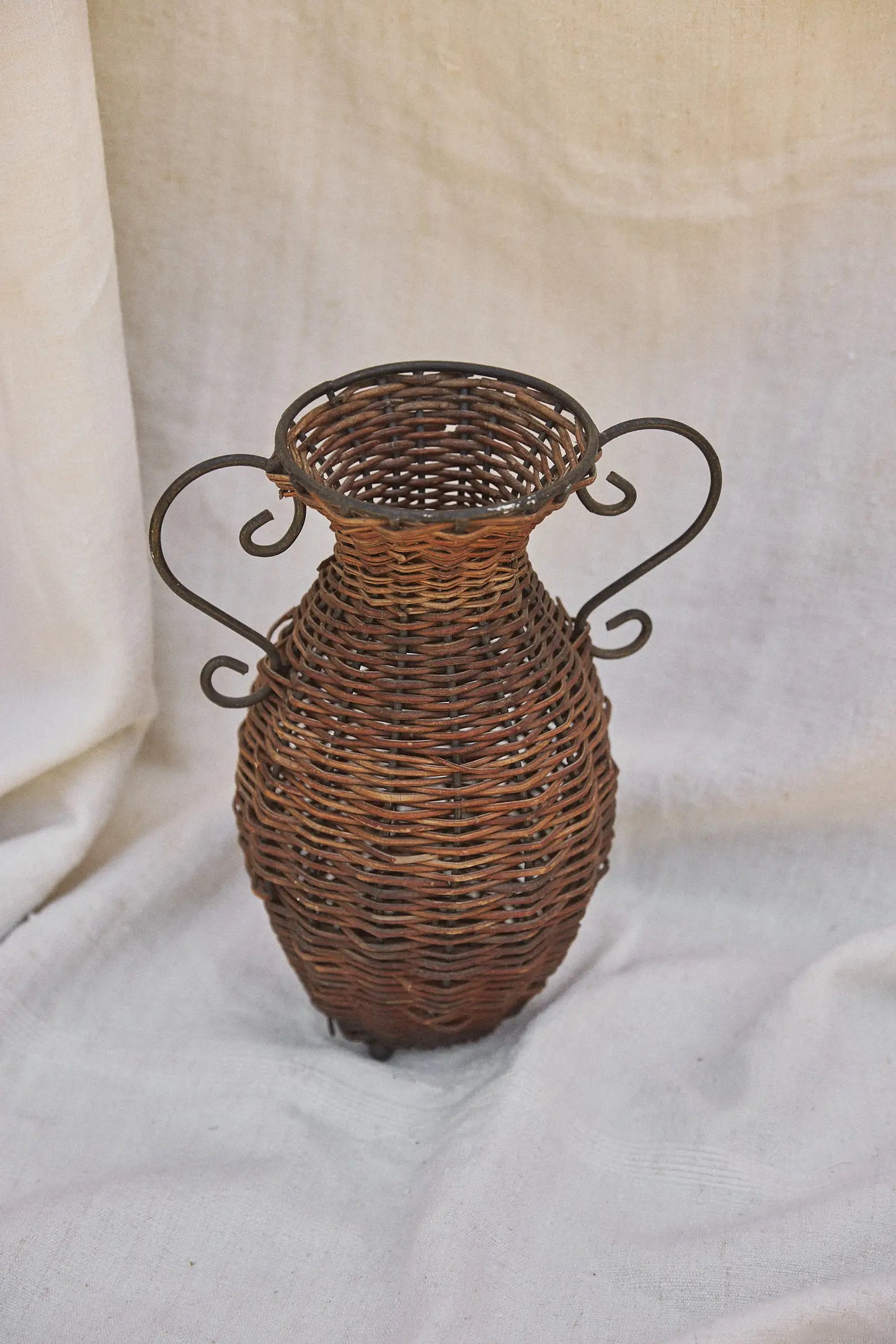 Vase en osier et fer forgé