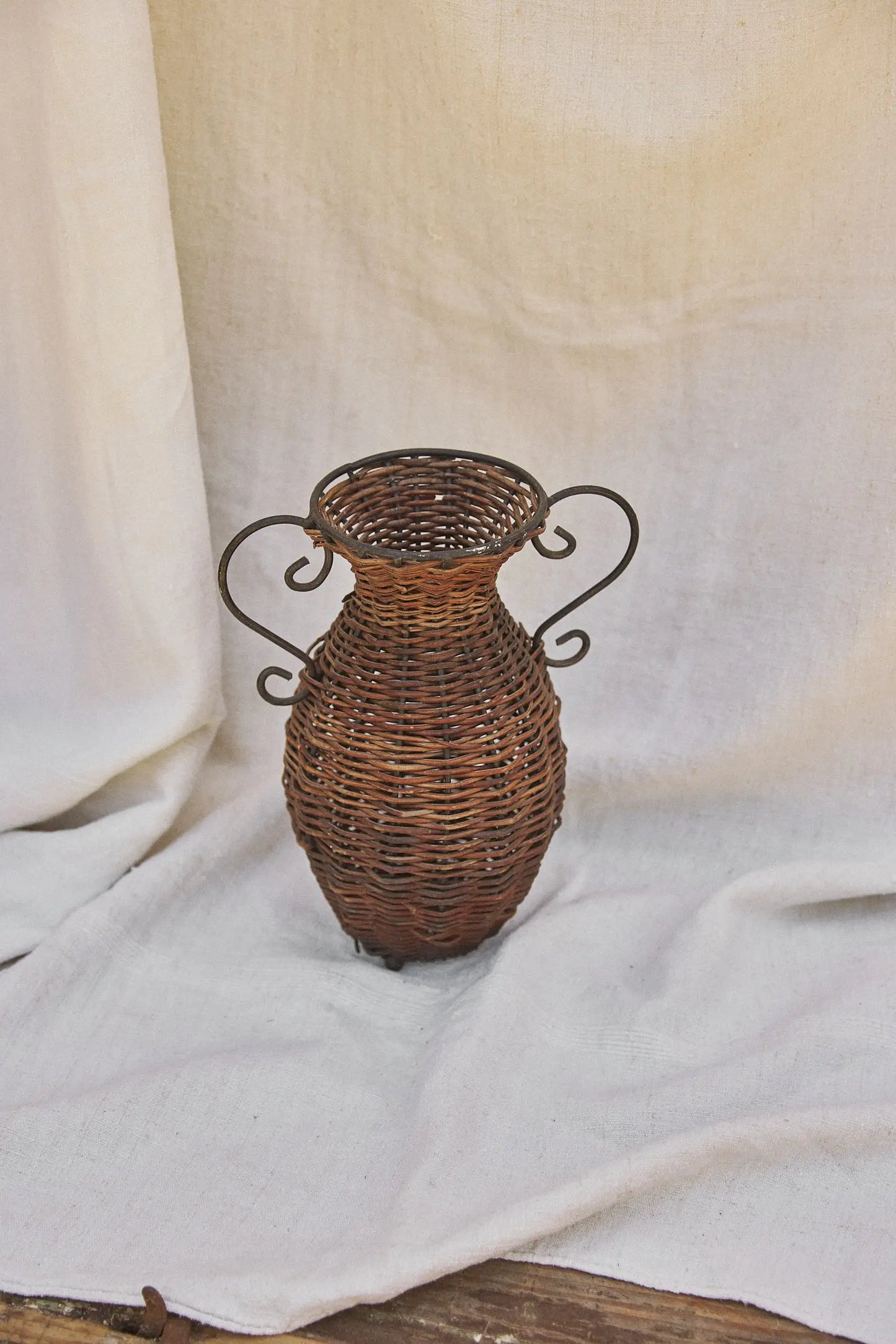 Vase en osier et fer forgé