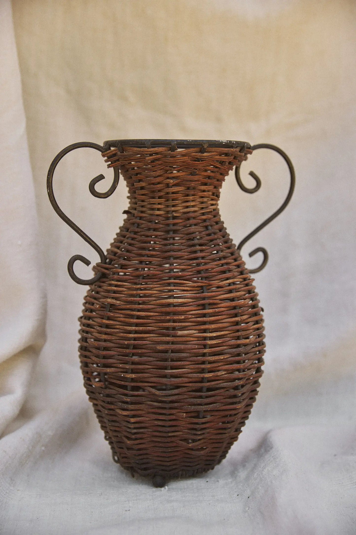 Vase en osier et fer forgé