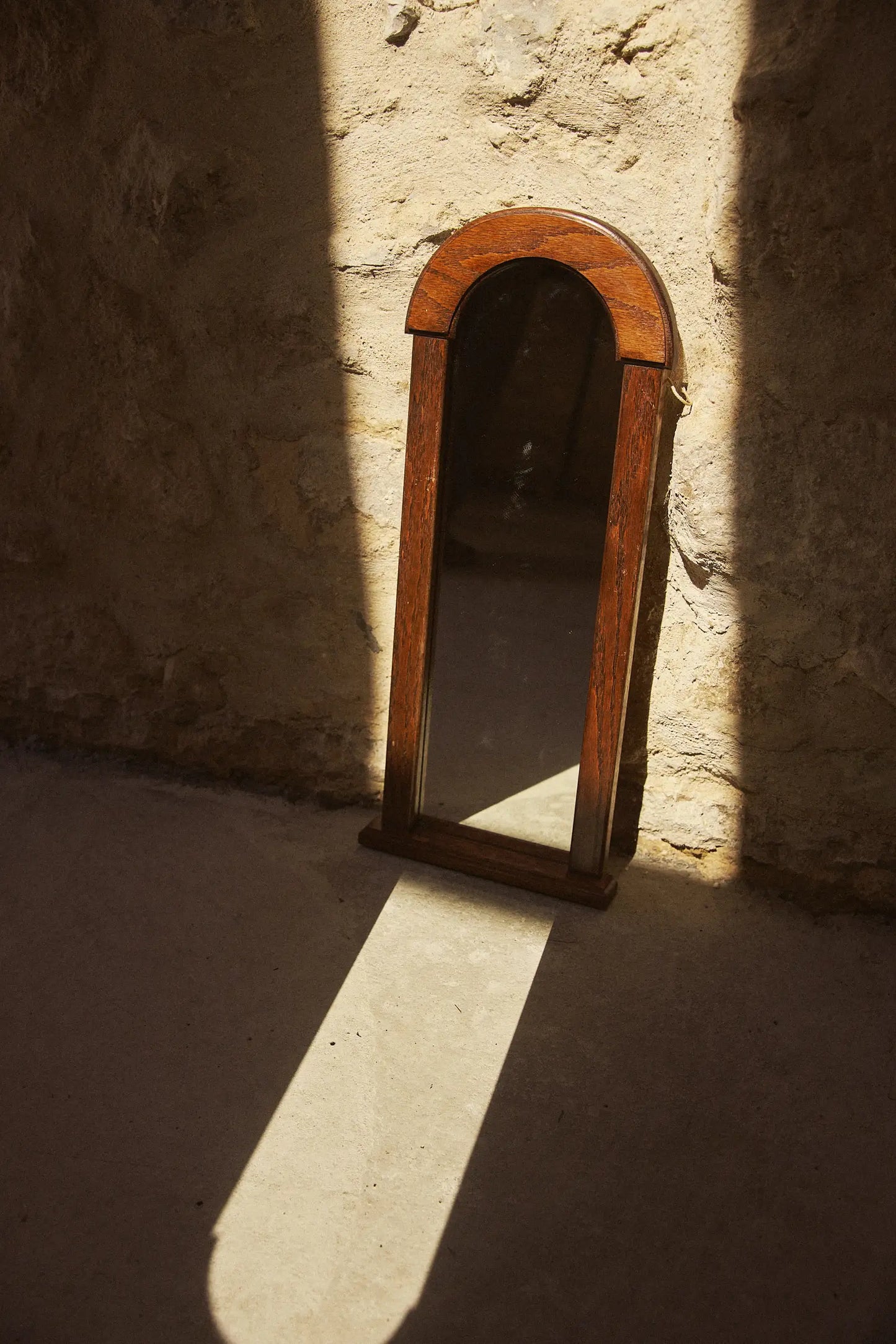Miroir ancien à silhouette ogive