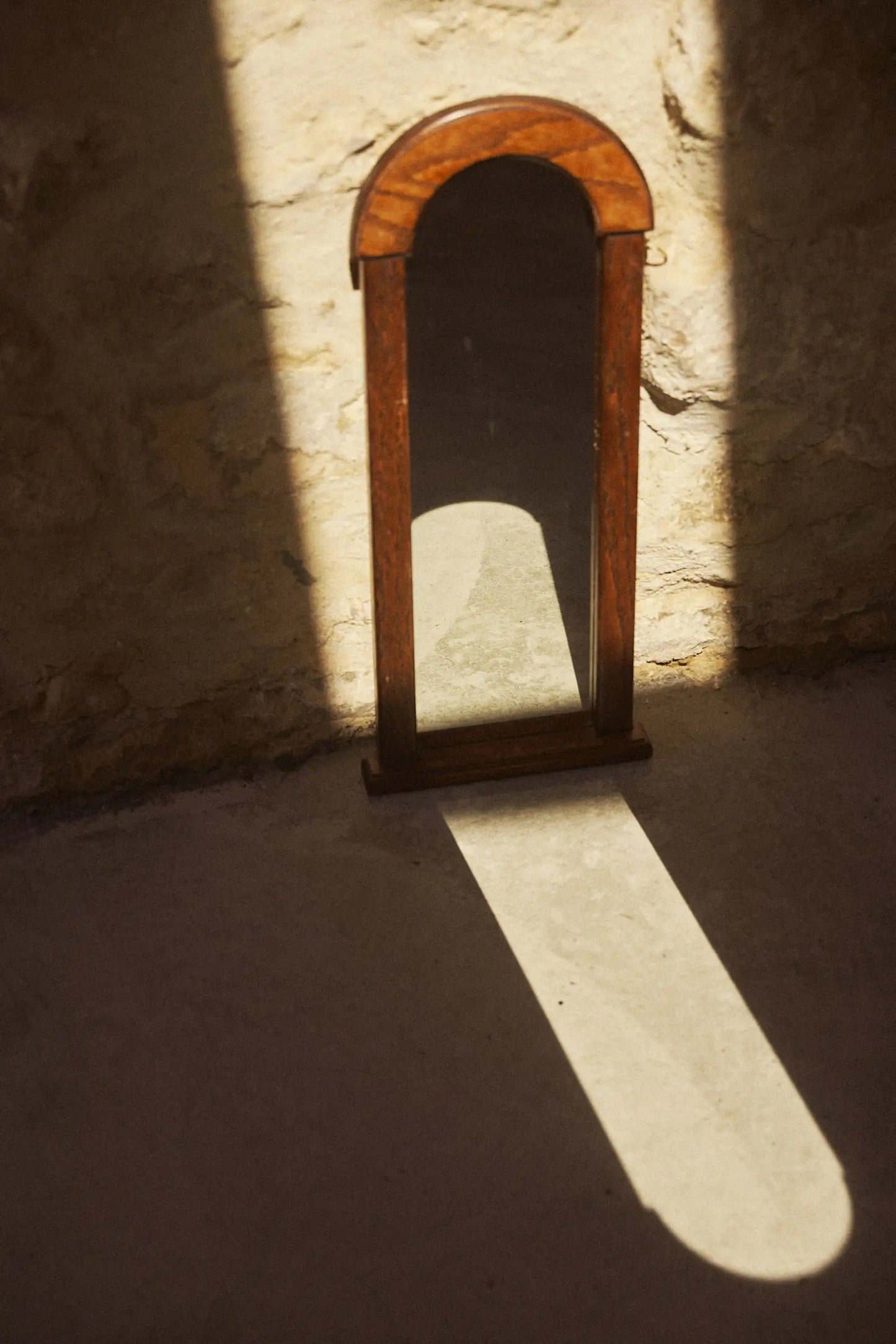 Miroir ancien à silhouette ogive