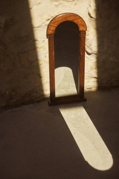 Miroir ancien à silhouette ogive