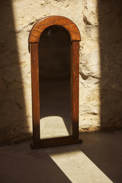 Miroir ancien à silhouette ogive