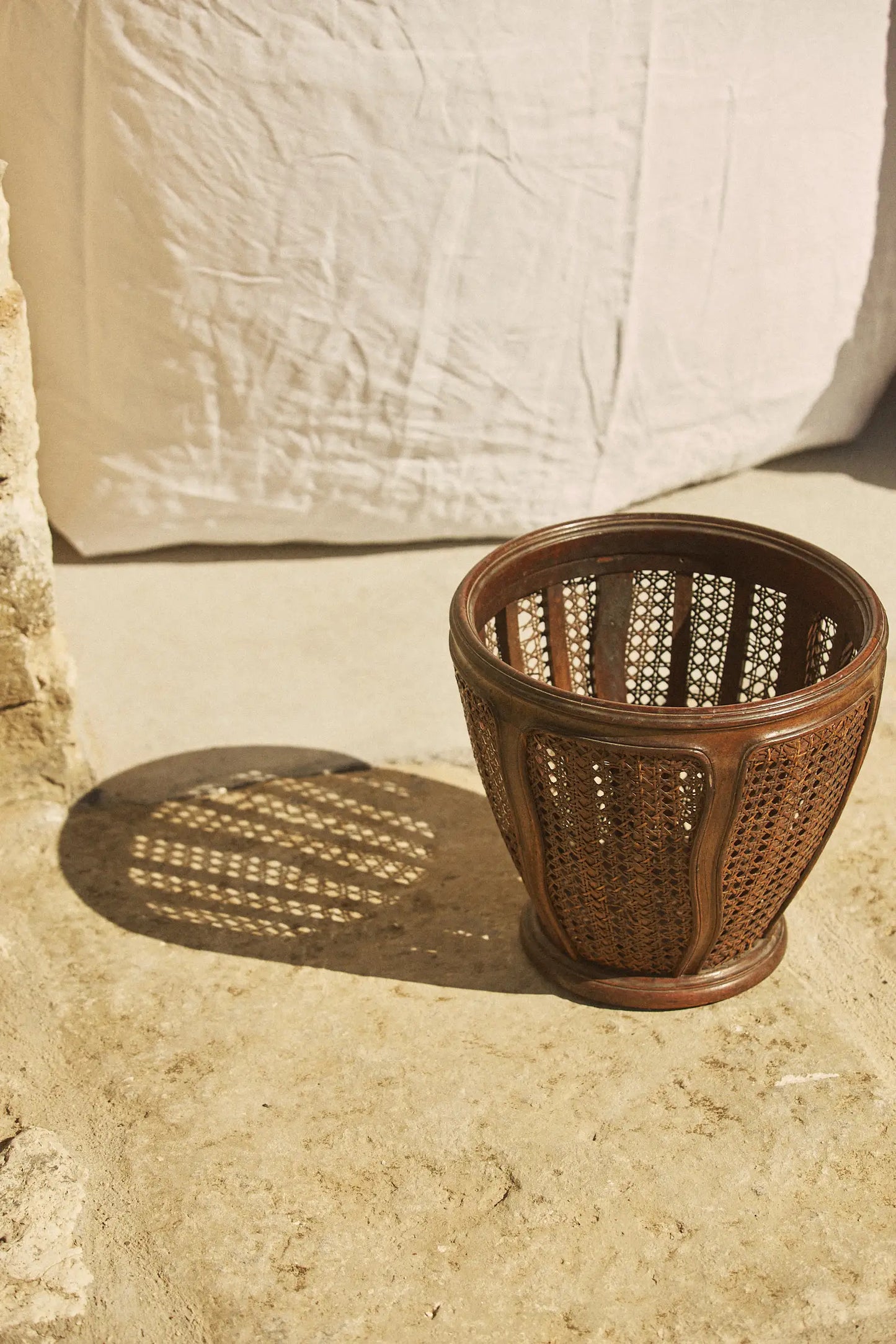 Corbeille en bois et cannage