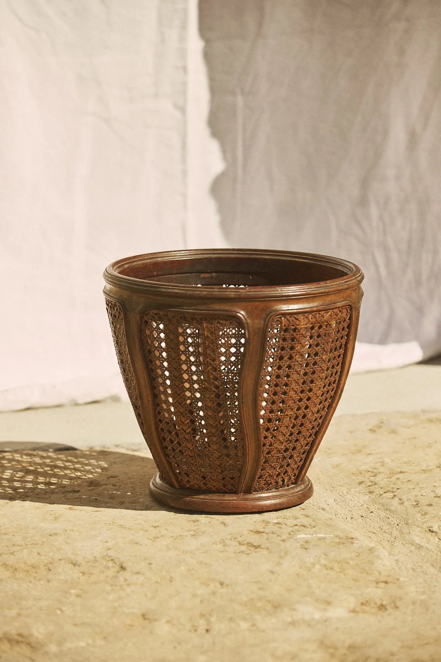 Corbeille en bois et cannage